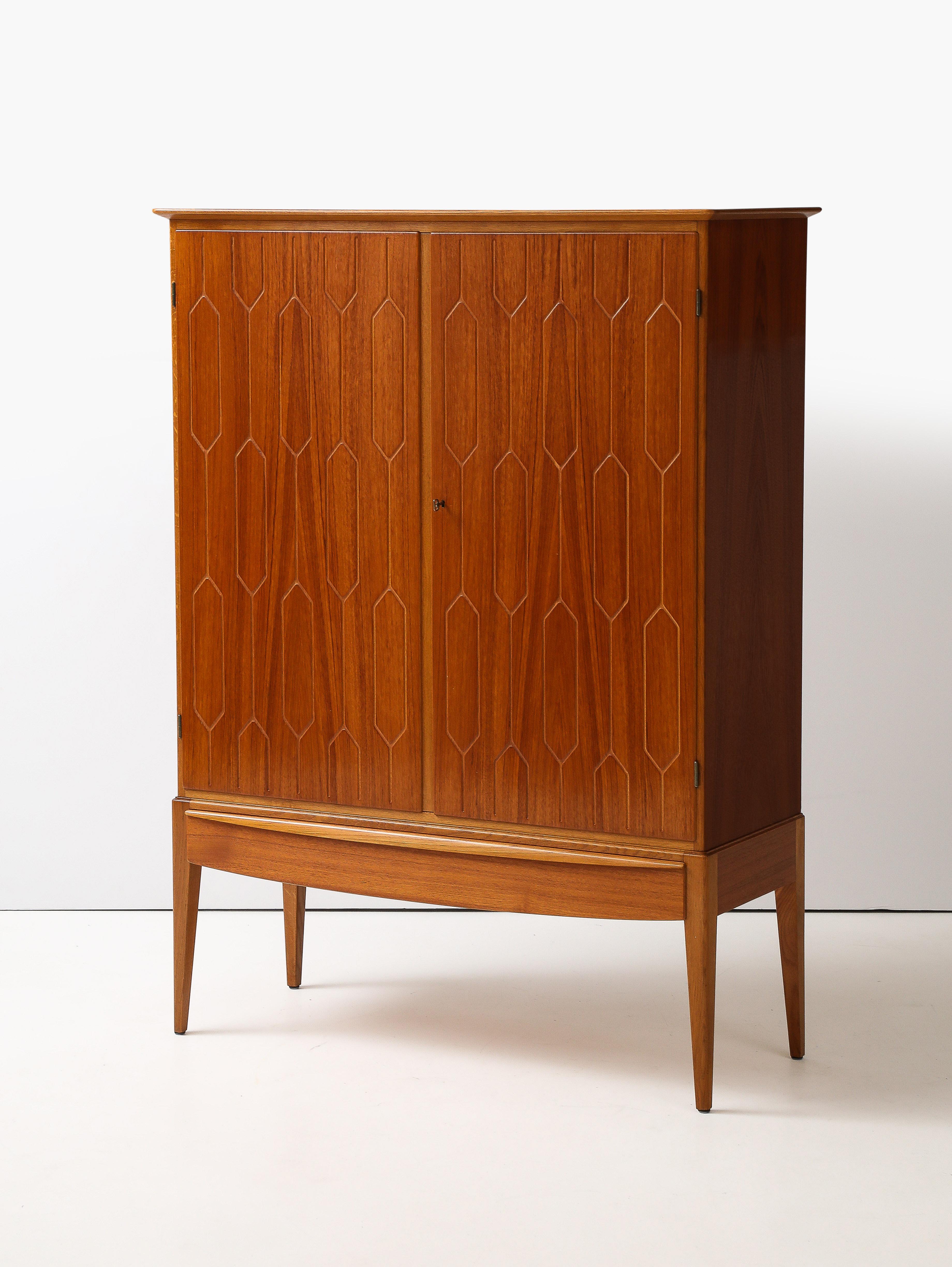 Suédois Meuble de rangement moderniste suédois en teck, vers 1940-50