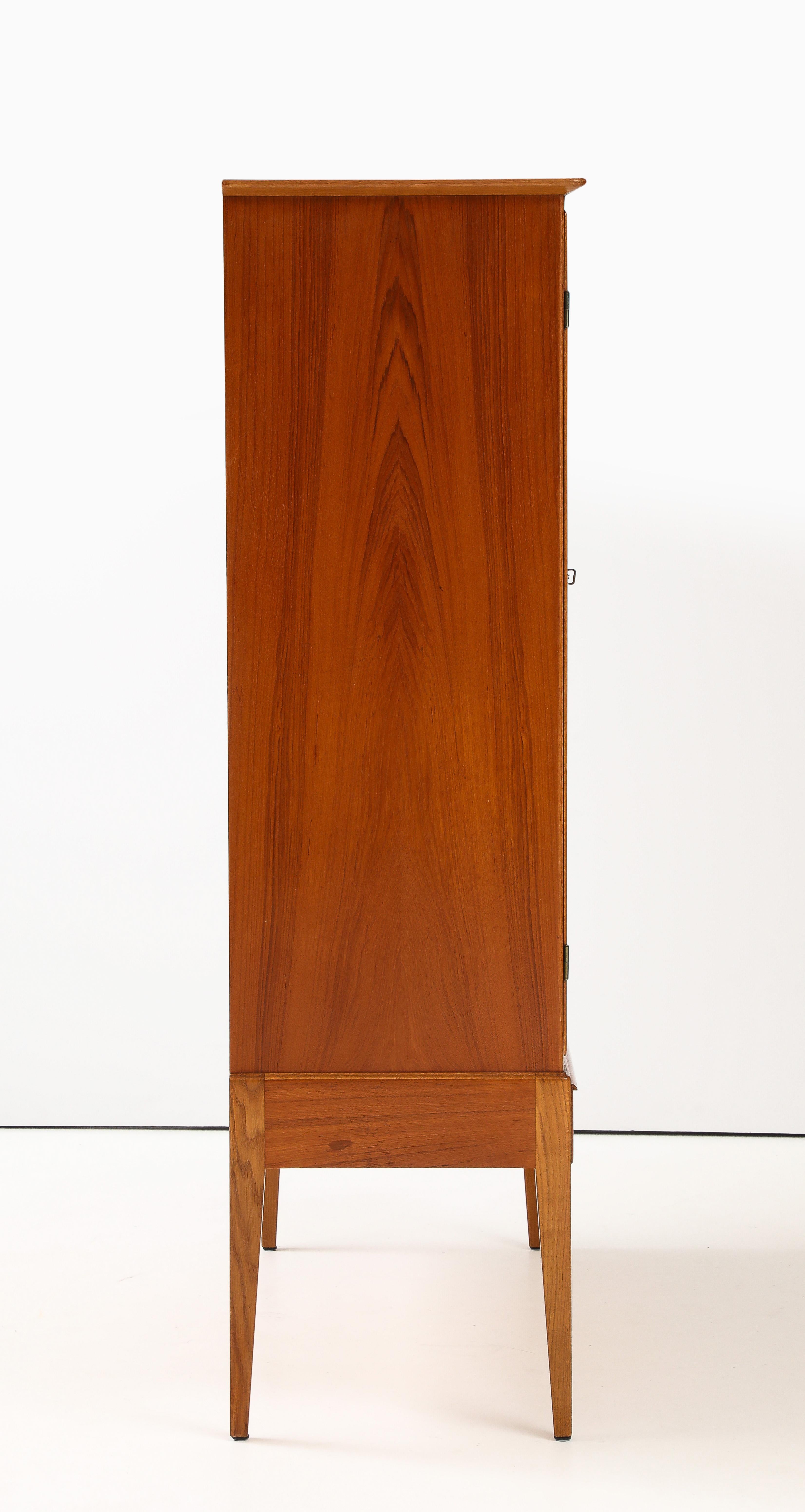 Meuble de rangement moderniste suédois en teck, vers 1940-50 Bon état à New York, NY