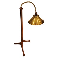 Una lampada da terra organica svedese in teak e ottone con paralume circolare in ottone