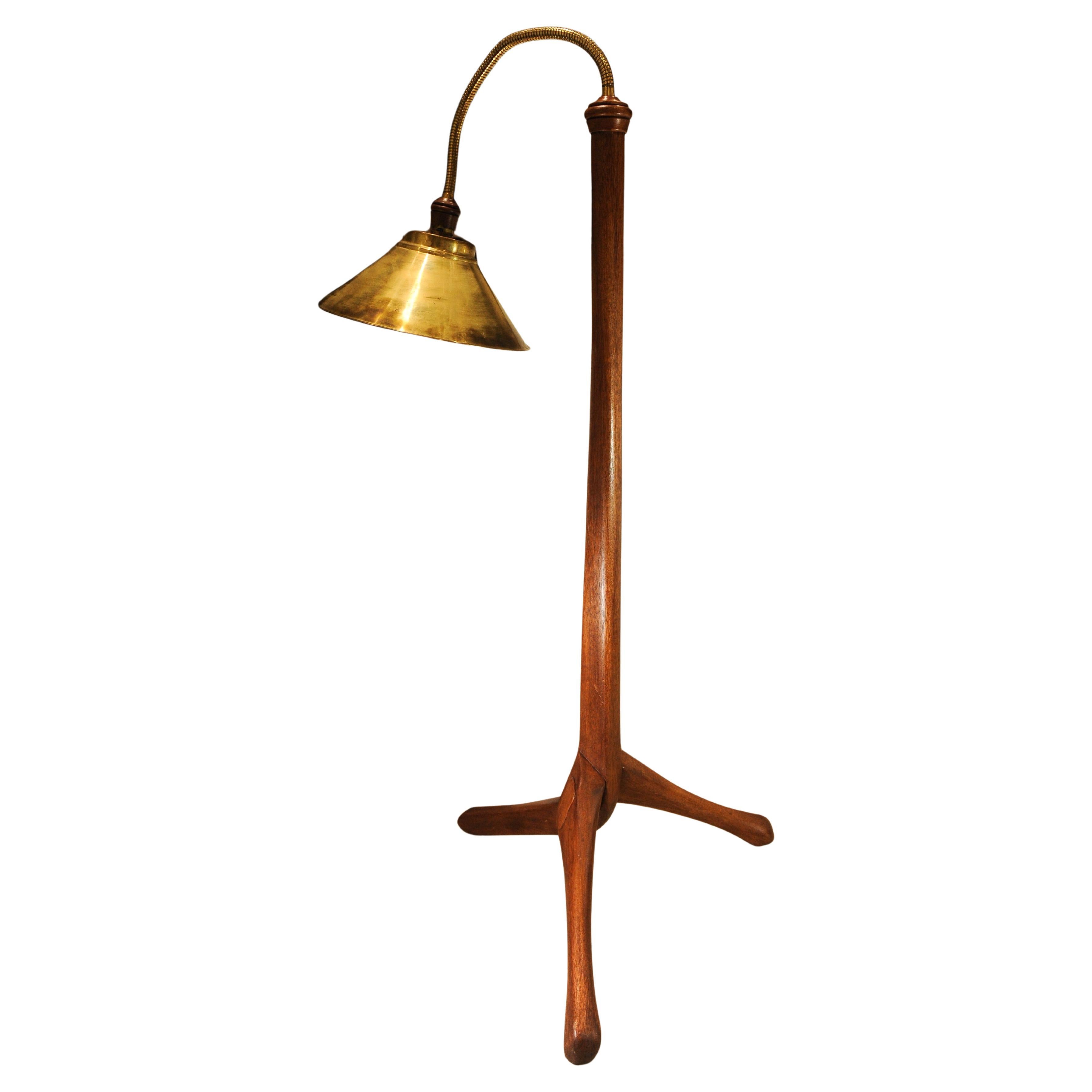 Scandinave moderne Lampadaire standard suédois en teck organique et laiton avec abat-jour circulaire en laiton en vente