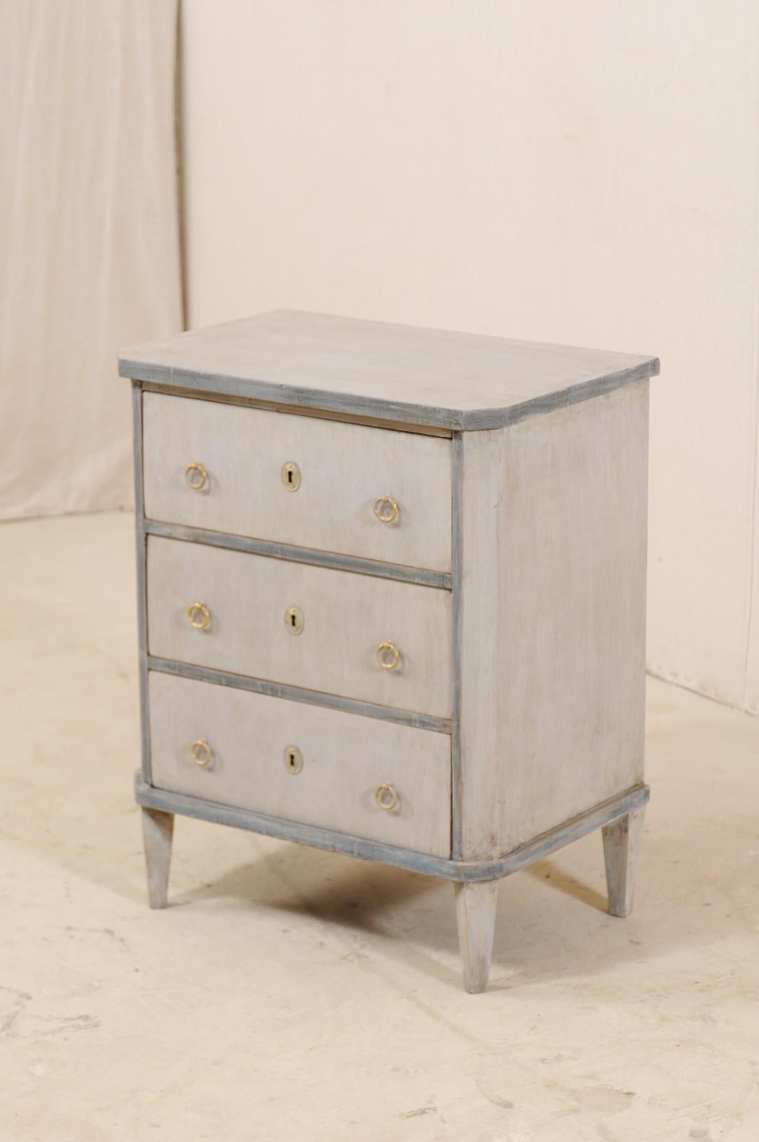 Swedish Period Gustavian Petite Sized Three-Drawer Chest, Early 19th Century In Good Condition In Atlanta, GA