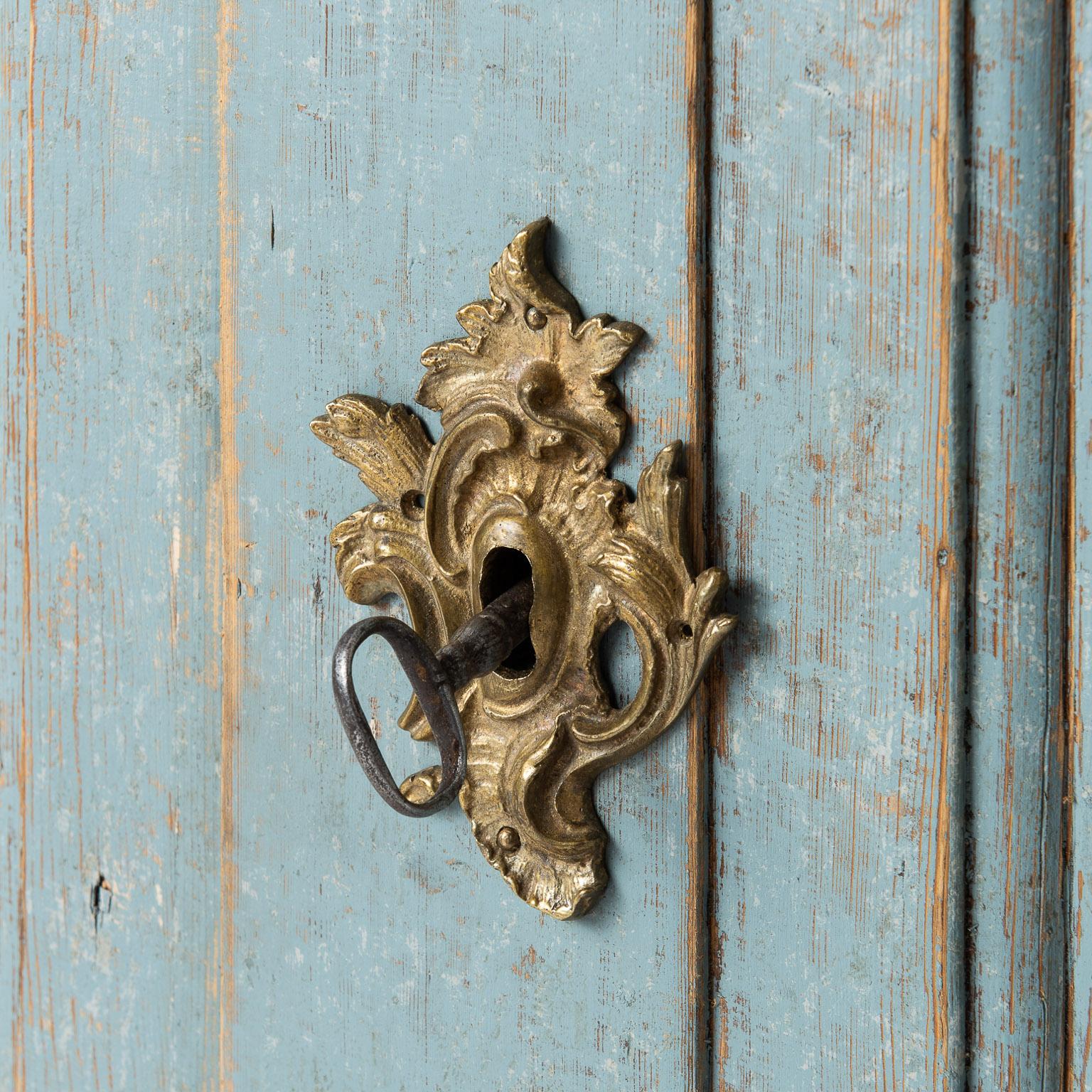 Swedish Rococo Period Blue Painted Three-Part Cupboard, circa 1760 (Schwedisch) im Angebot