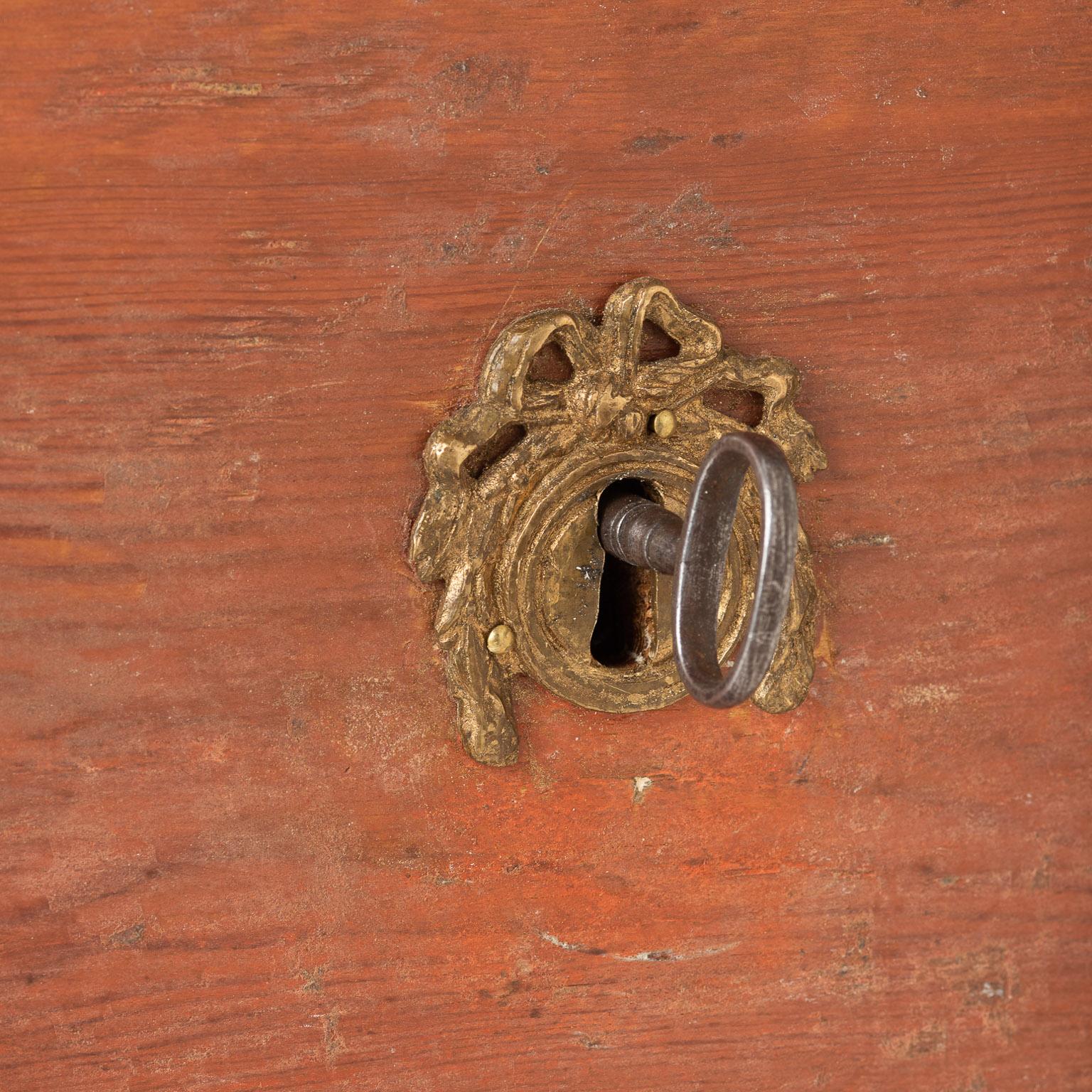 Swedish Rococo Period Three-Drawer Chest in Original Coral Paint, circa 1770 In Good Condition For Sale In New Preston, CT