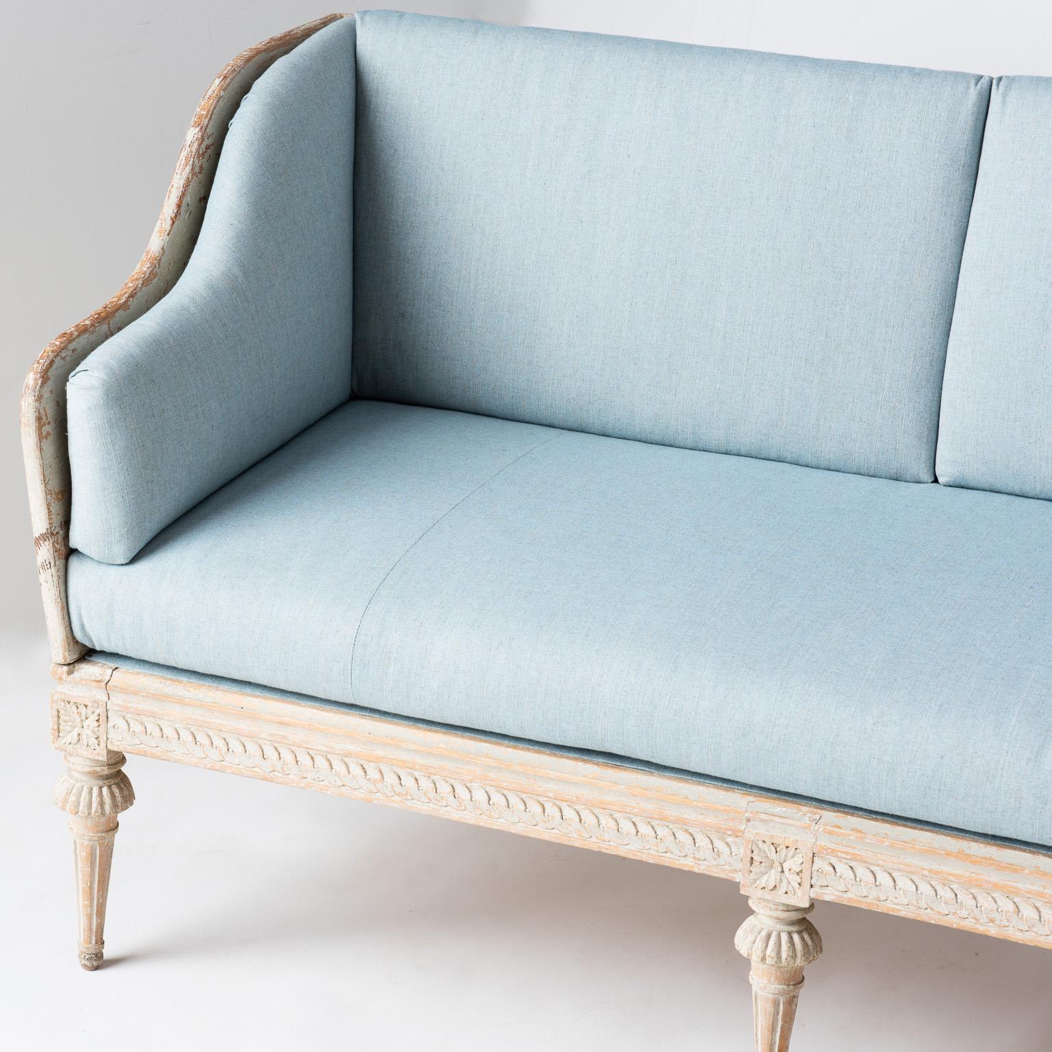 This trågsoffa is a masterwork. Signed by chairmaker Lars Söderholm, an important member of the Stockholm Guild, whose exceptional skill is showcased in this piece. The sofa has carved fleurons on the top of each collared leg, and the apron shows