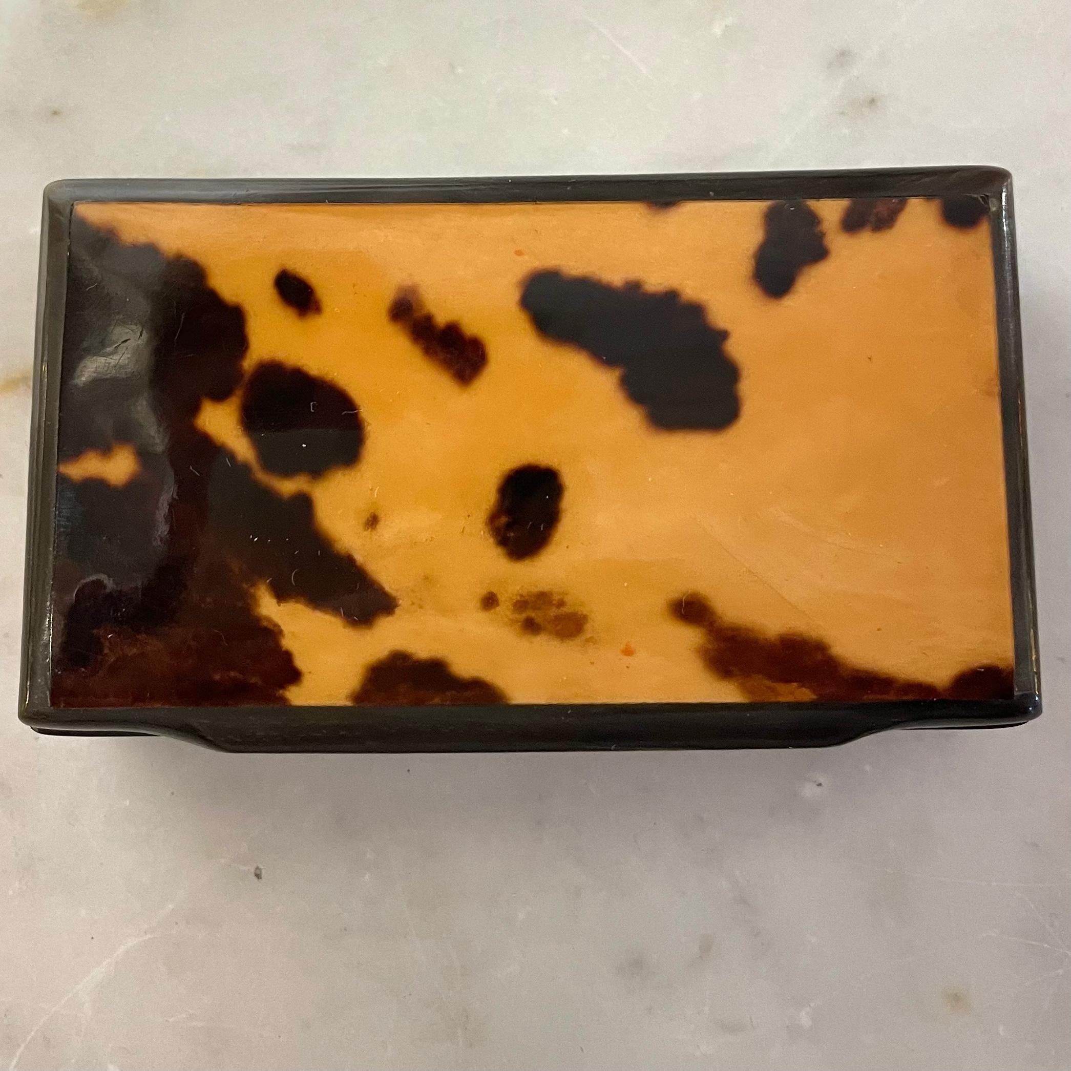 Swedish Snuff Box in Cow Horn from the 19th Century For Sale 3