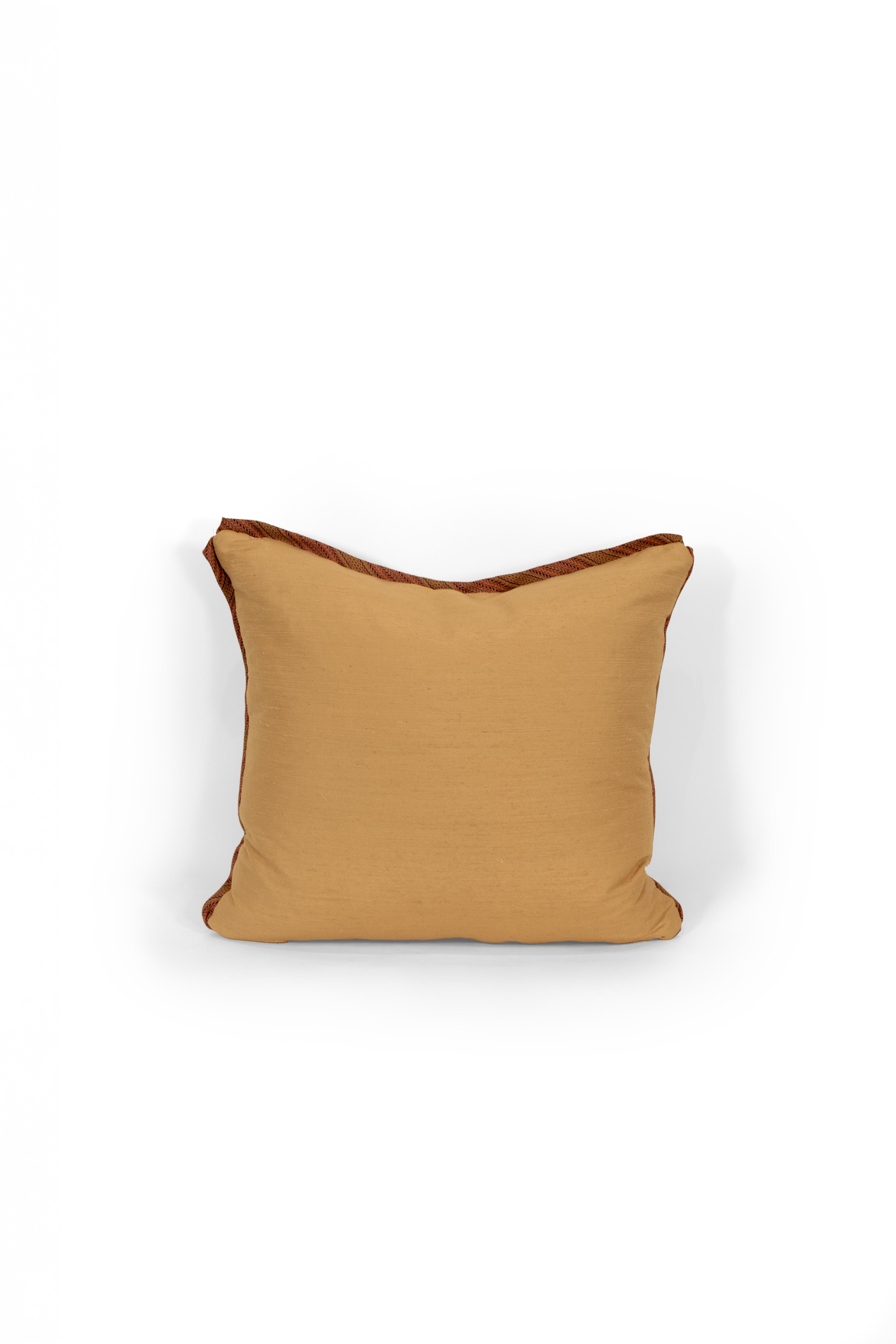 Un cuscino svedese realizzato con arazzo in stile fiammingo del XIX secolo, rifinito con bordi in seta sbieca e retro in seta. Riempito con un inserto 50/50 in piuma e piumino per un comfort superiore. 