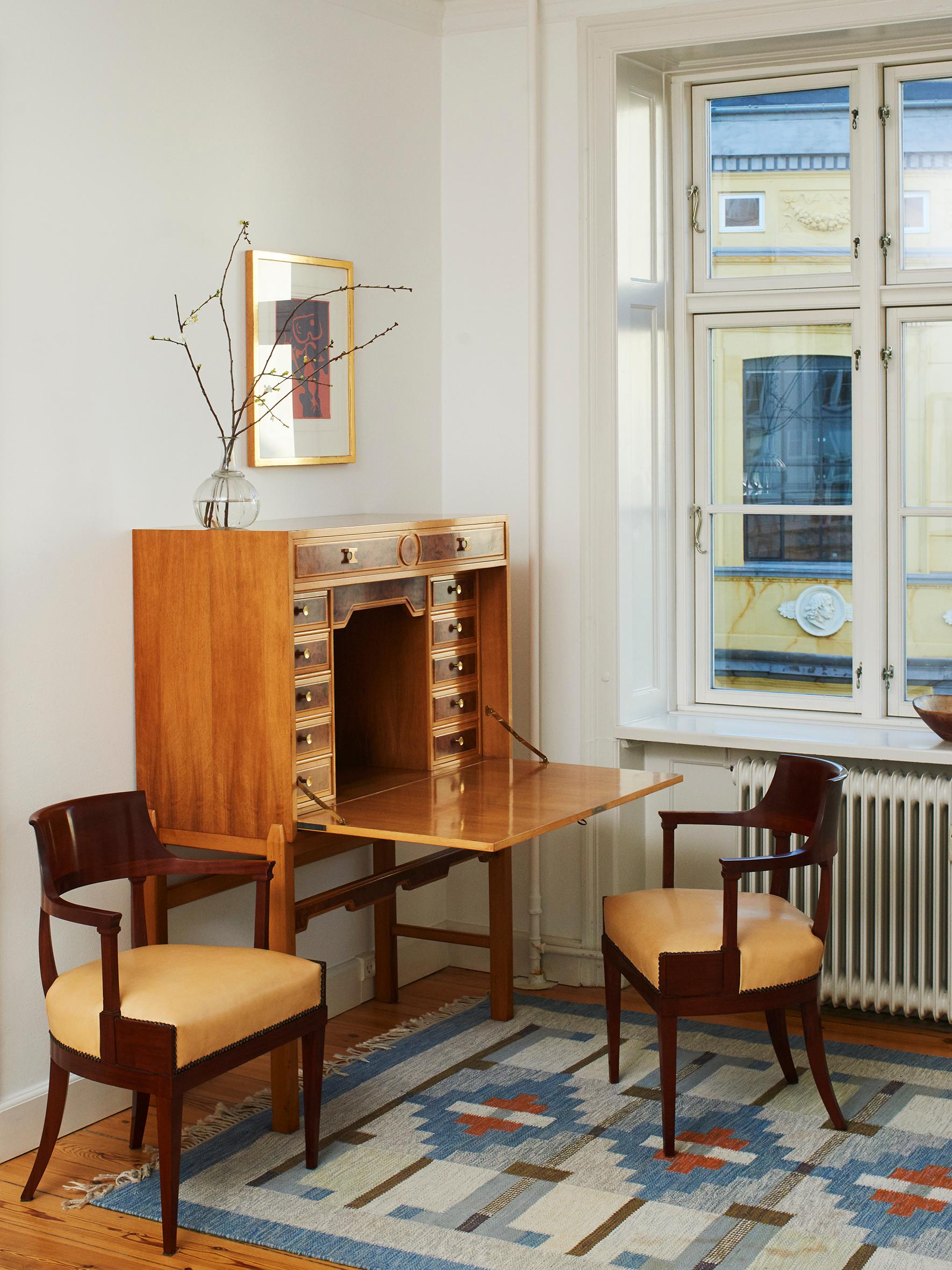 Schwedischer Herbst-Front-Schreibtisch von Vsterviks Mobelsnickareskola, um 1975 (Walnuss) im Angebot