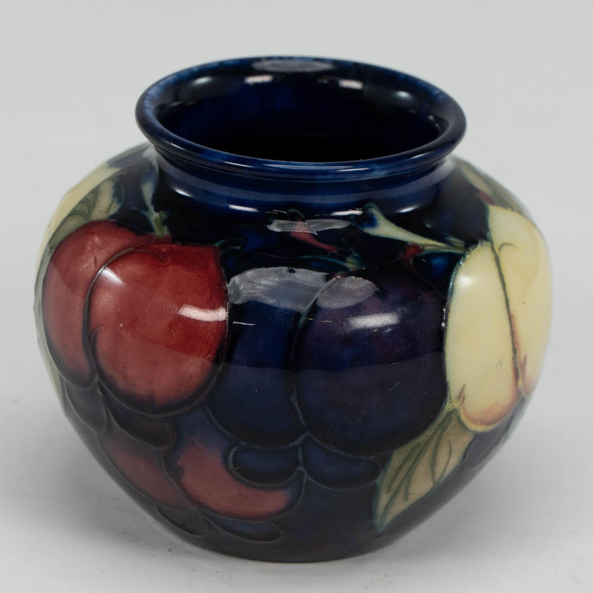 William Moorcroft. Eine süße kleine bunte Vase mit Blättern und Beeren in wunderbarem Originalzustand.