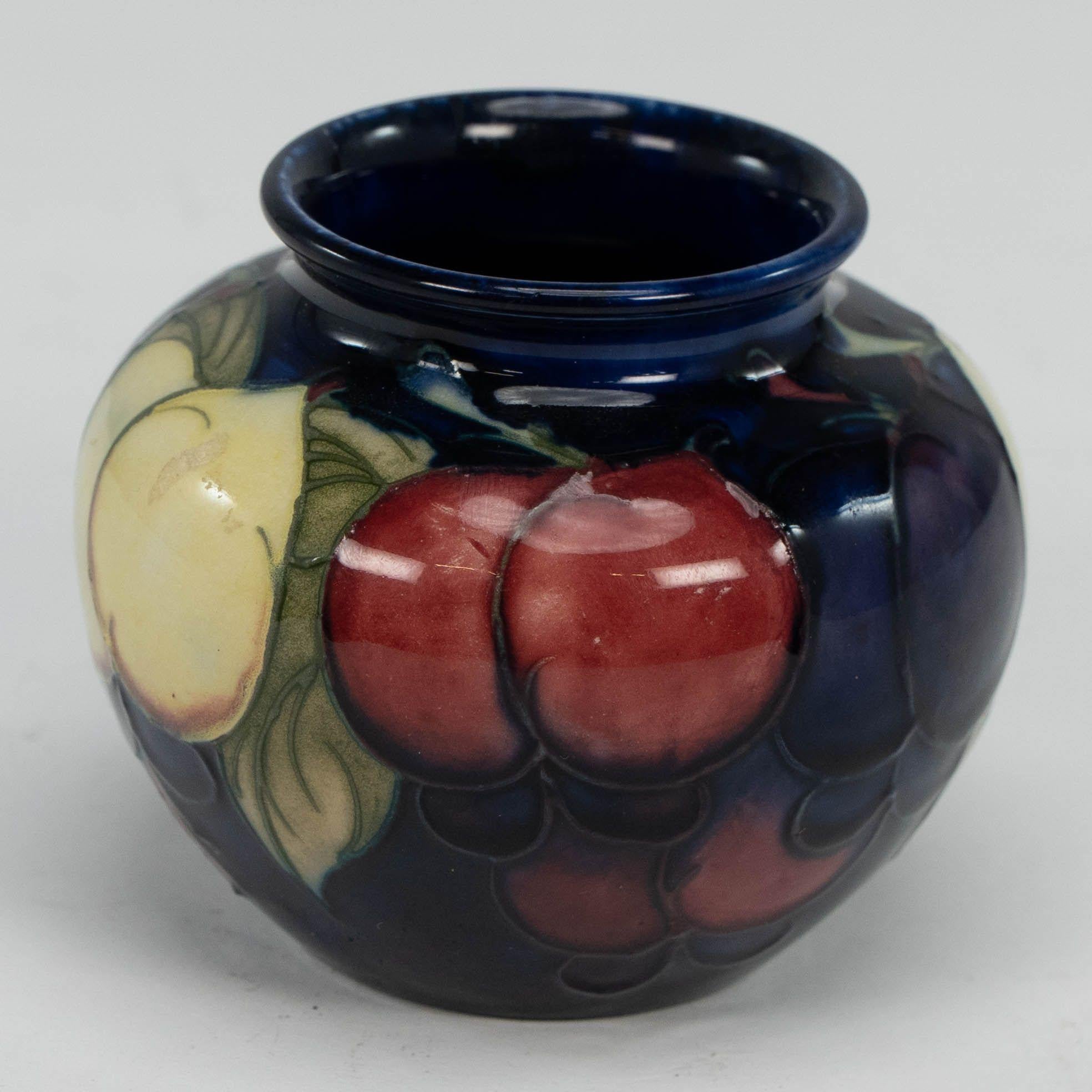 Eine süße kleine William Moorcroft Leaf und Beerenvase (Arts and Crafts) im Angebot