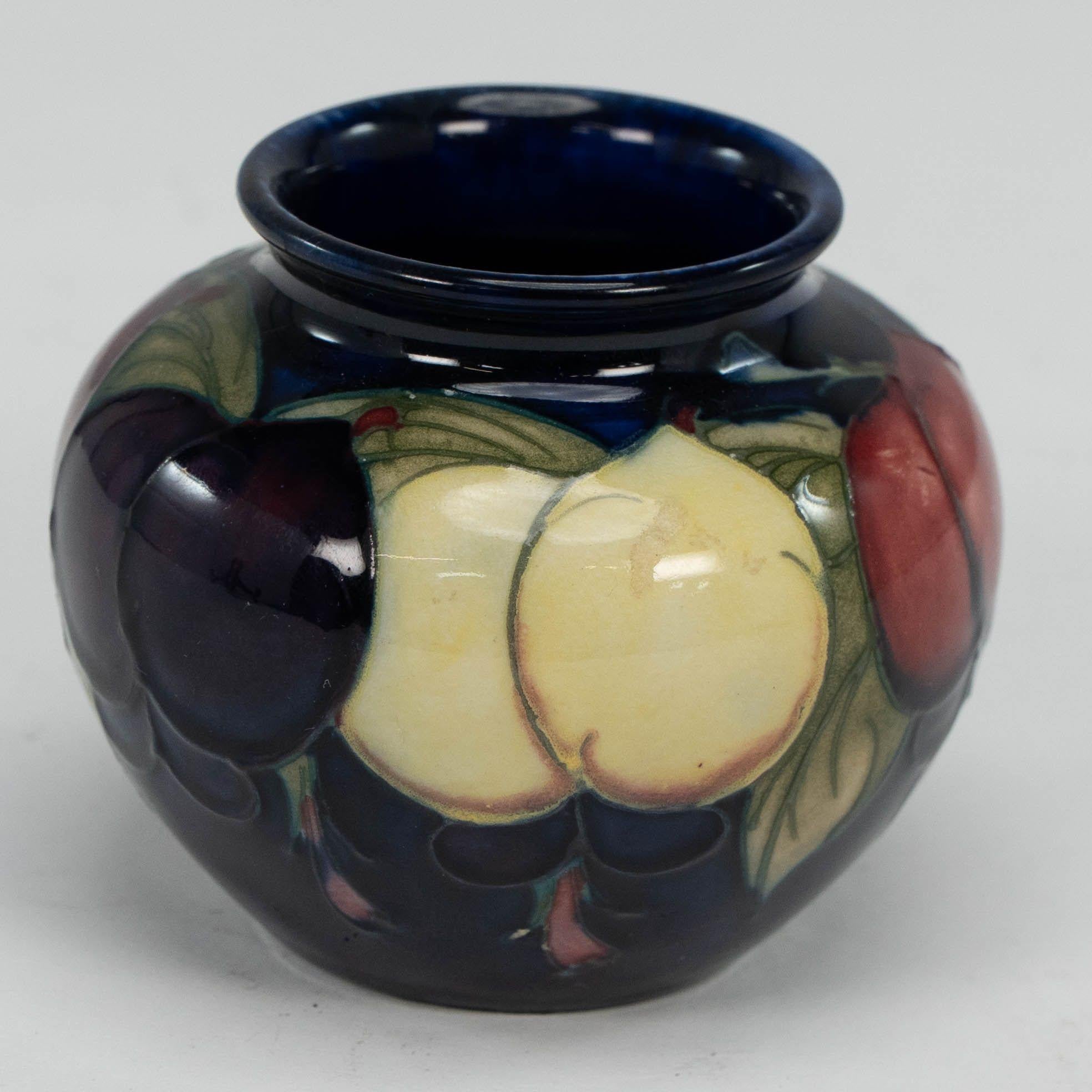 Eine süße kleine William Moorcroft Leaf und Beerenvase (Englisch) im Angebot
