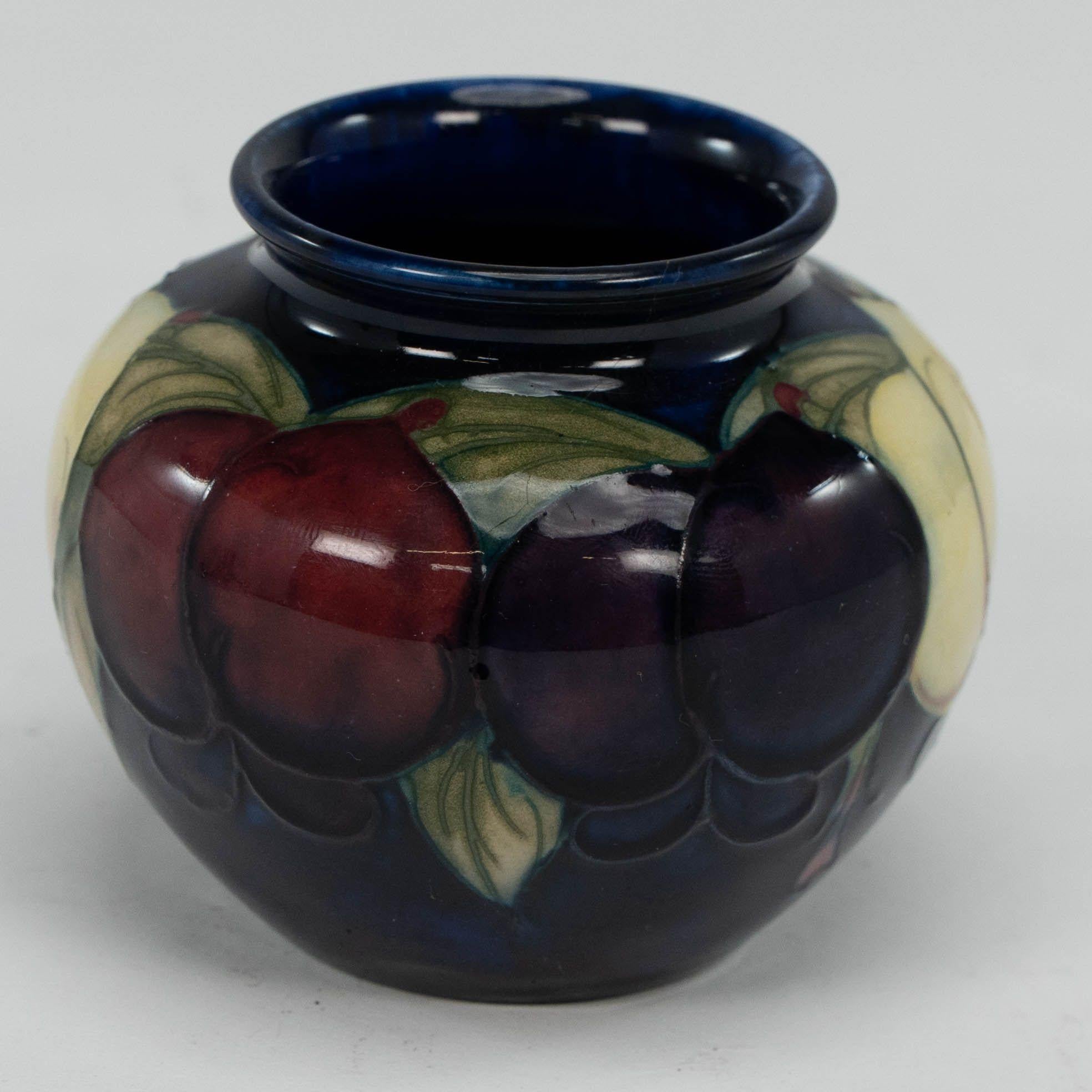 Eine süße kleine William Moorcroft Leaf und Beerenvase im Zustand „Gut“ im Angebot in London, GB