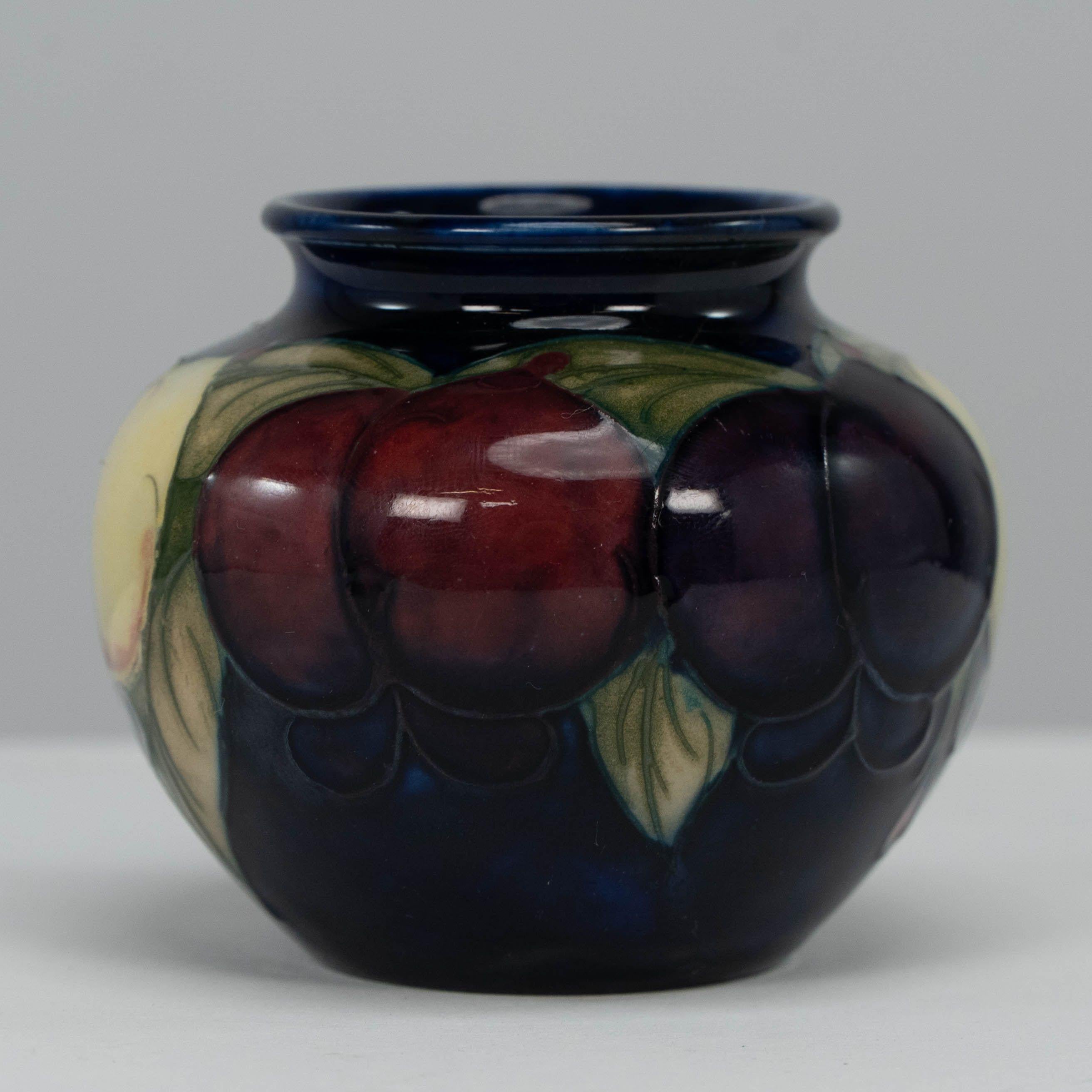 Eine süße kleine William Moorcroft Leaf und Beerenvase (Frühes 20. Jahrhundert) im Angebot