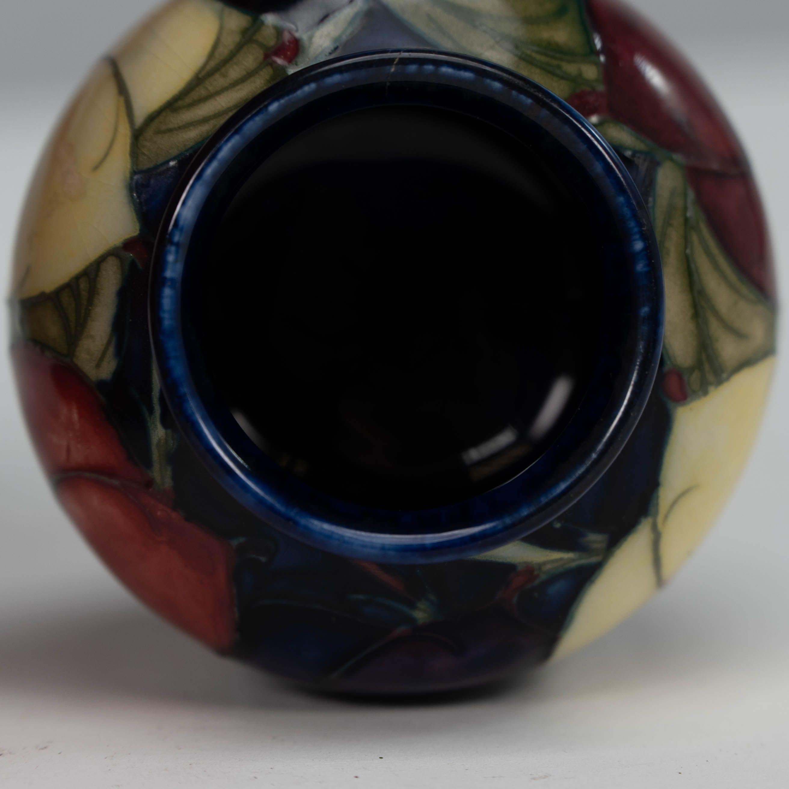 Eine süße kleine William Moorcroft Leaf und Beerenvase im Angebot 1