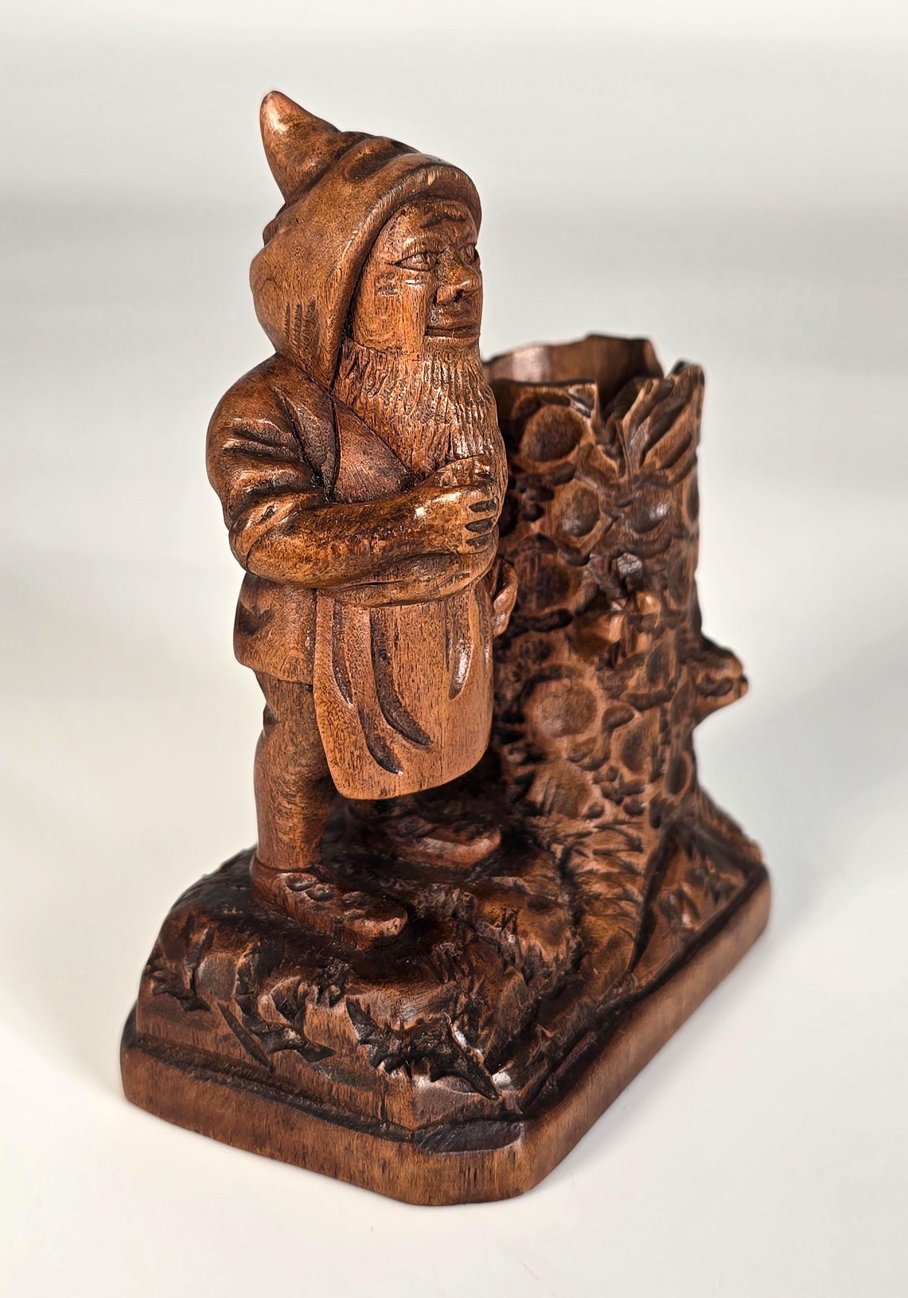 A Swiss Black Forest gnome matchstick holder/striker made in 1916 en vente 8