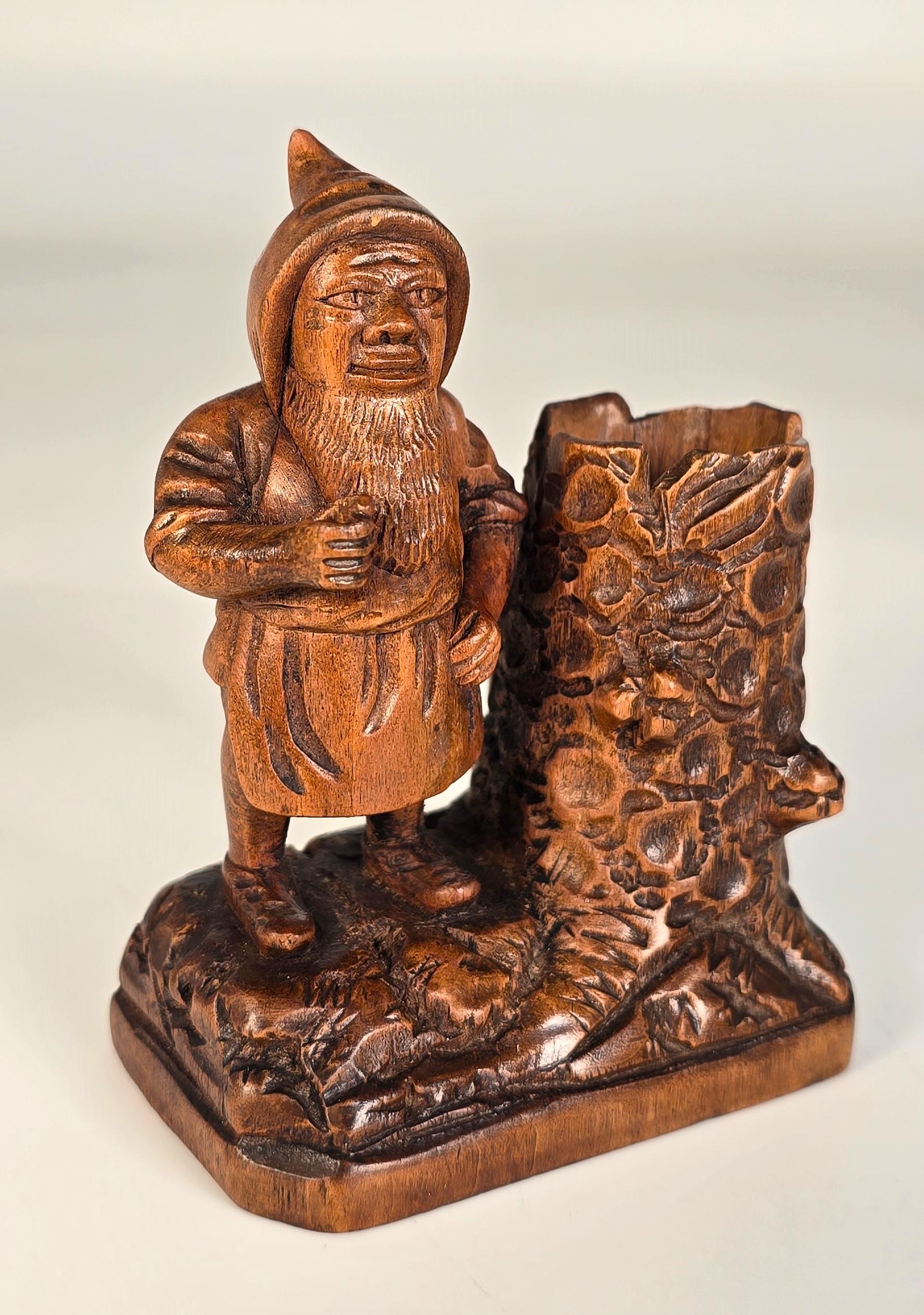 A Swiss Black Forest gnome matchstick holder/striker made in 1916 en vente 9