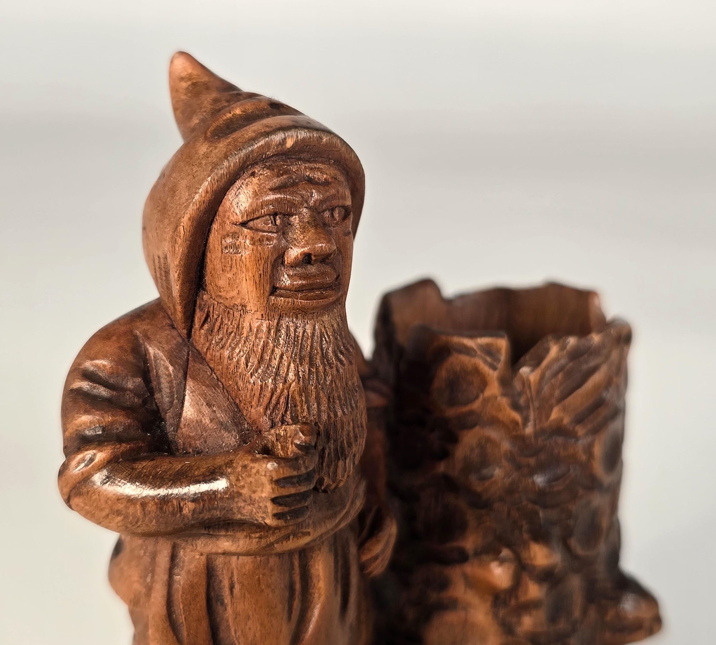 A Swiss Black Forest gnome matchstick holder/striker made in 1916 en vente 11