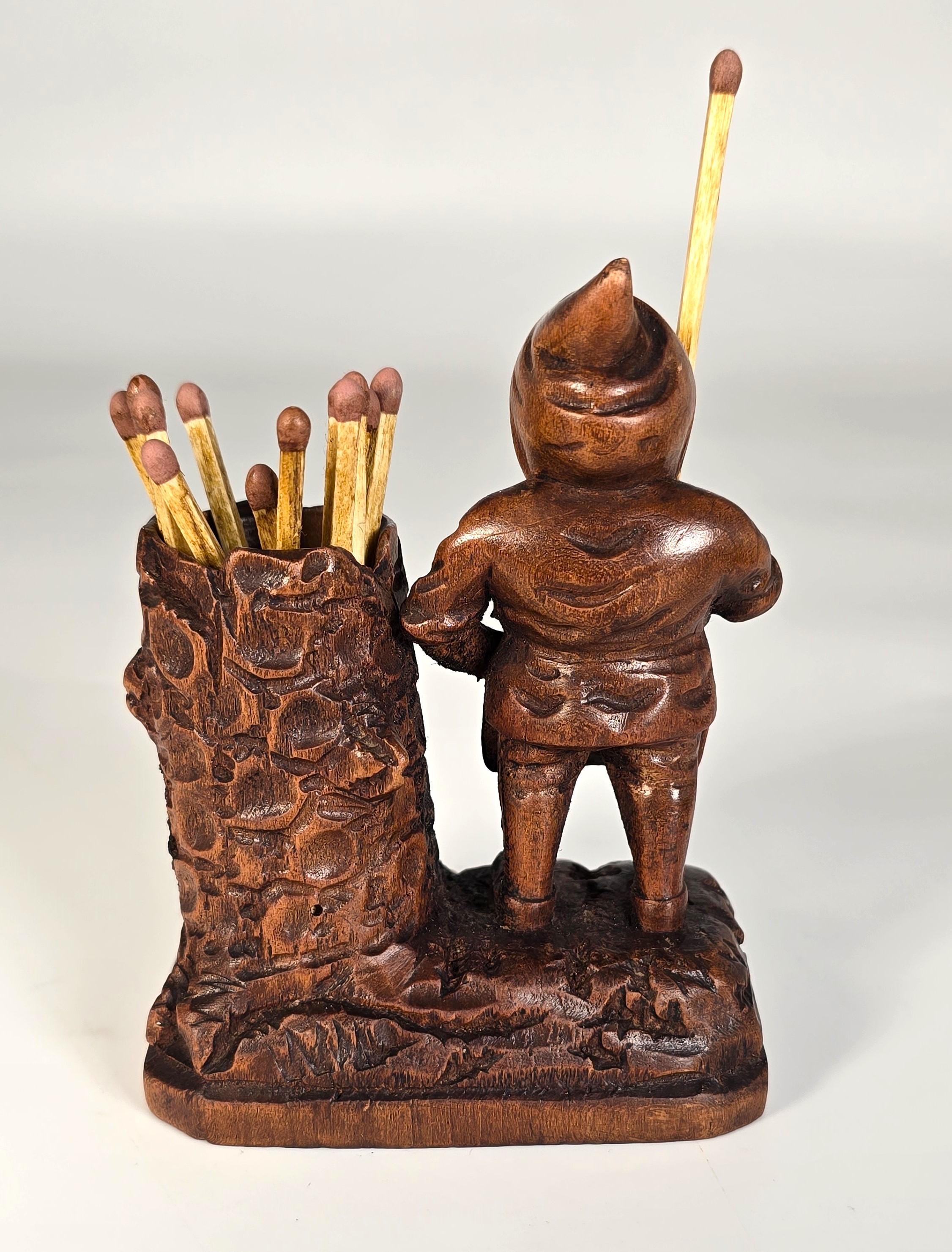 Sculpté à la main A Swiss Black Forest gnome matchstick holder/striker made in 1916 en vente