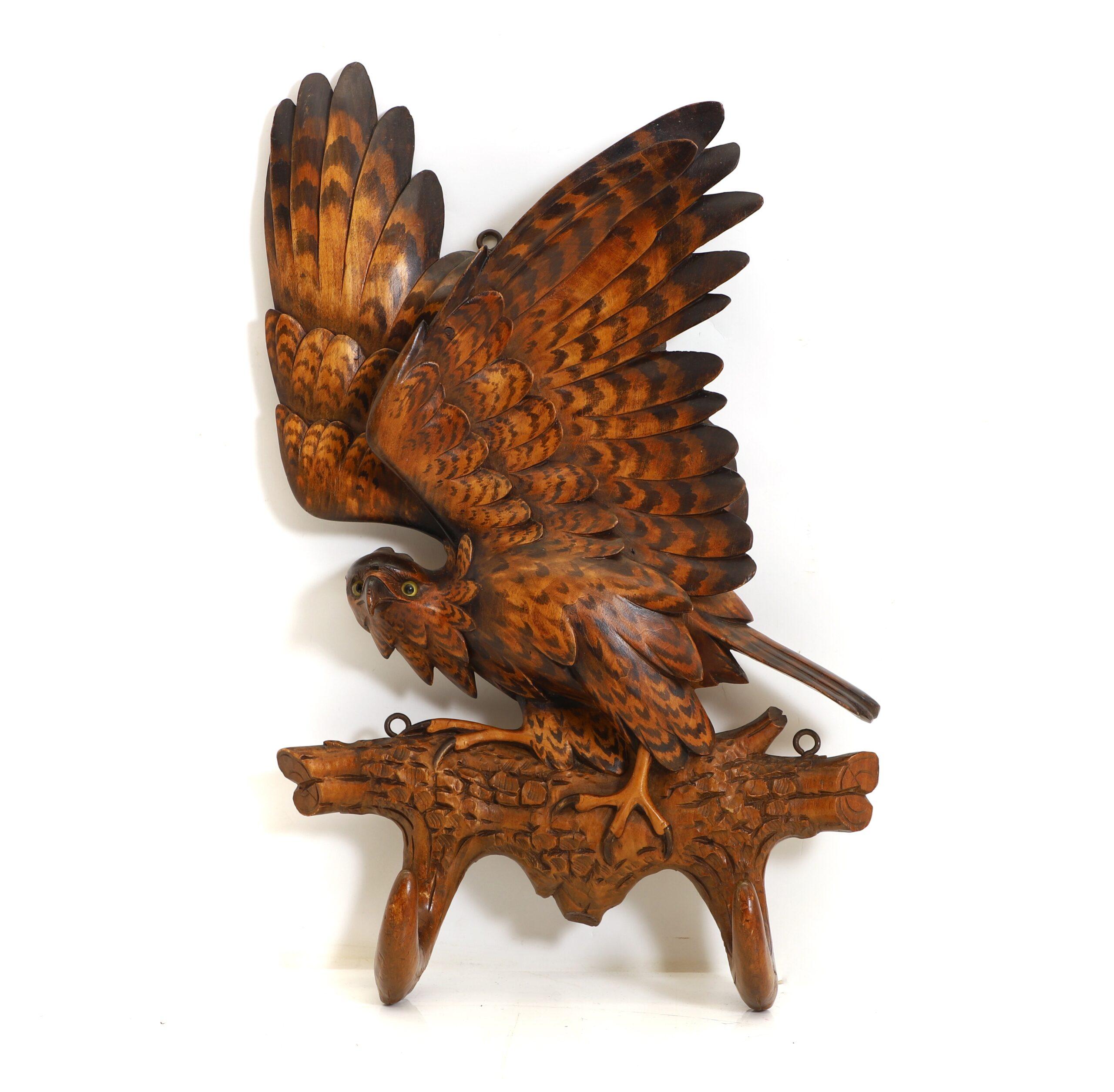 A Swiss Carved Black Forest Lindenholz Kleiderhaken geschnitzt in Form eines Adlers (Schweizerisch) im Angebot