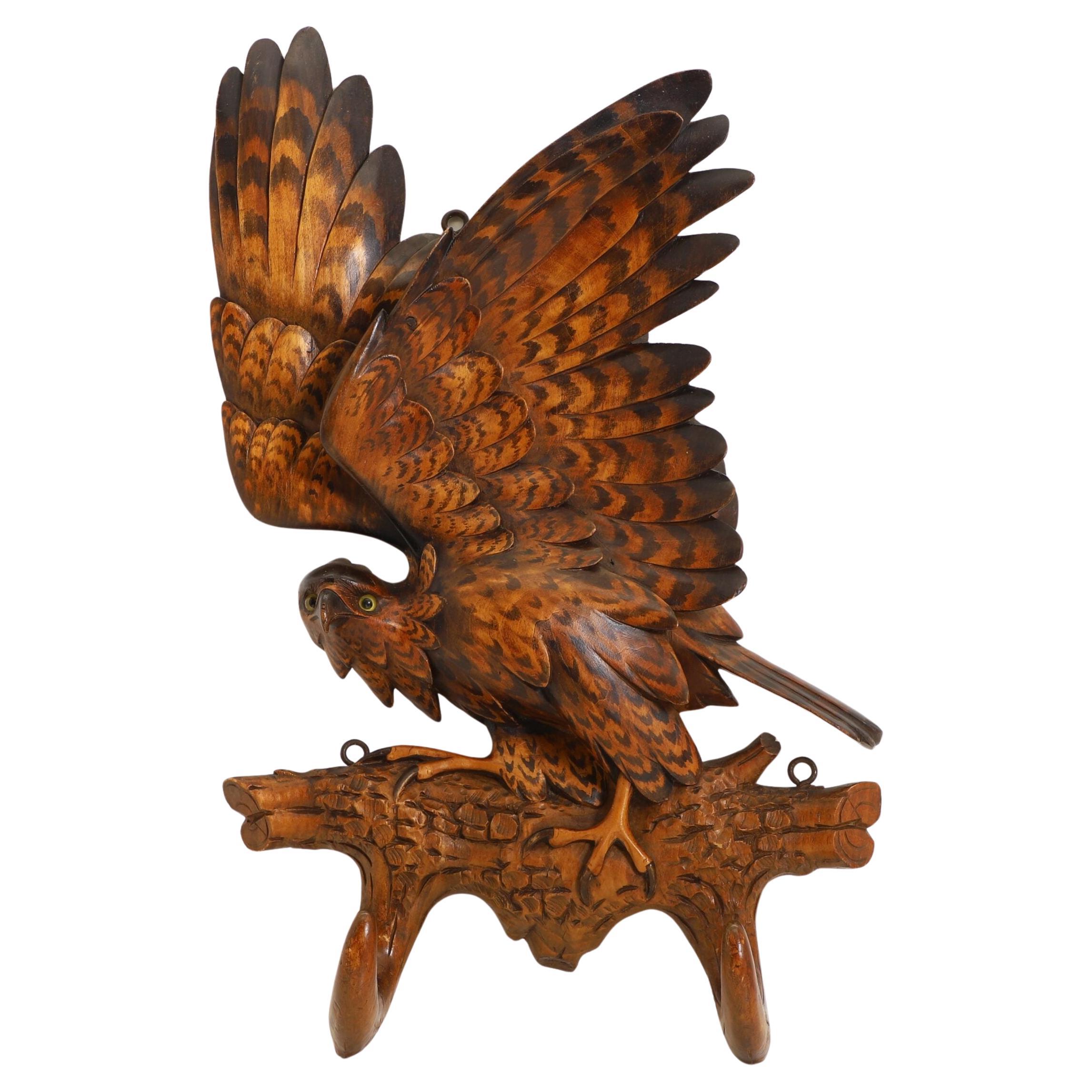 Crochet de porte en bois de tilleul sculpté en forme d
aigle, Swiss Form.