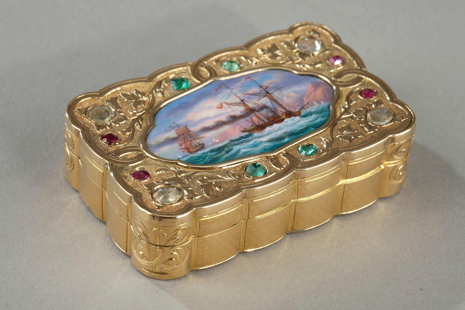 Rectangular and scalloped snuff box in gold and fine stones. The hinged lid is decorated in the center with a naval scene; Steamboat; standing out against a translucent and opalescent background revealing a fine guilloche pattern. This scene is