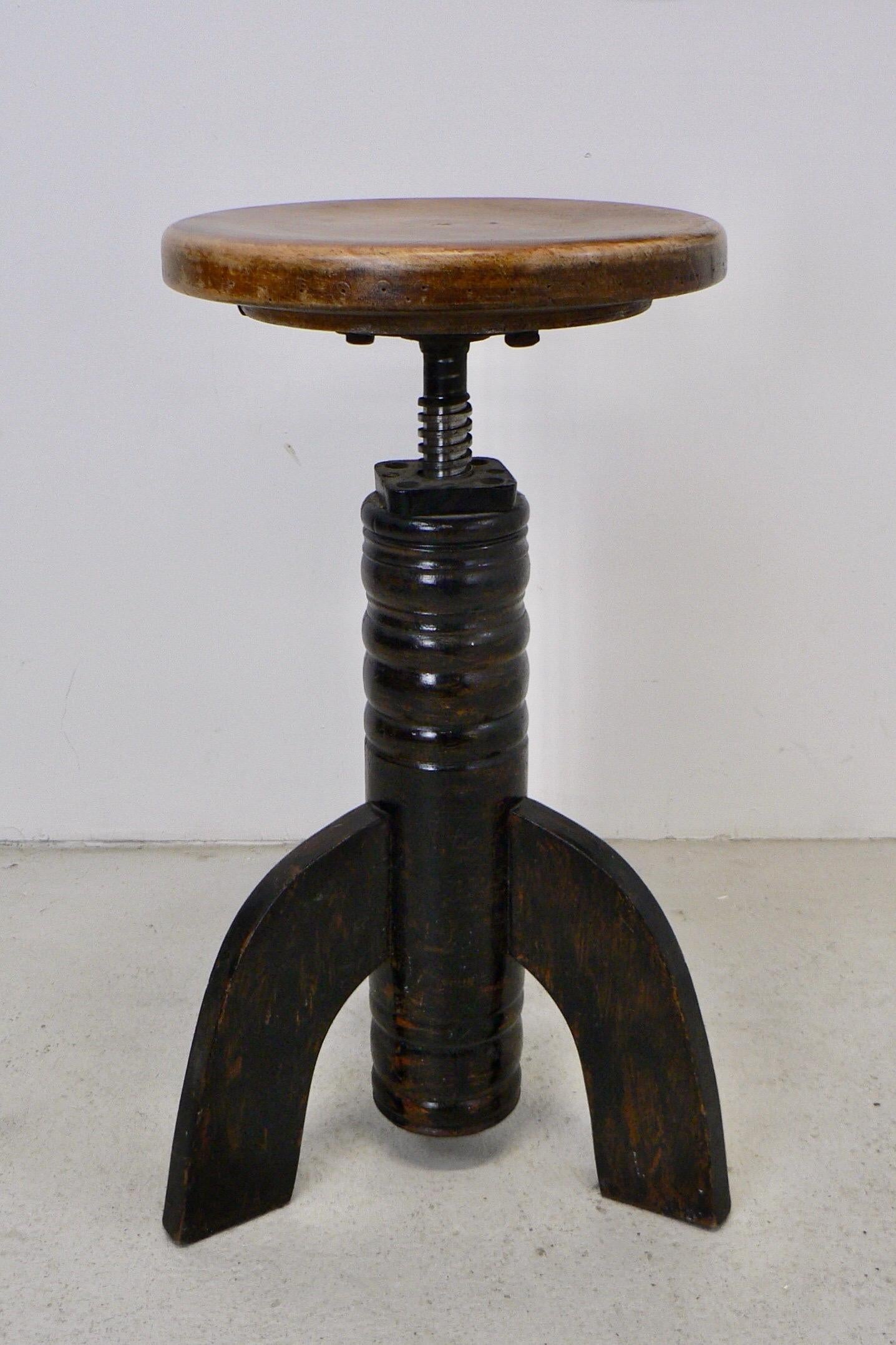 A swiveling, height-adjustable, tripod stool from early 20th-century France. In Good Condition For Sale In SOTTEVILLE-LÈS-ROUEN, FR