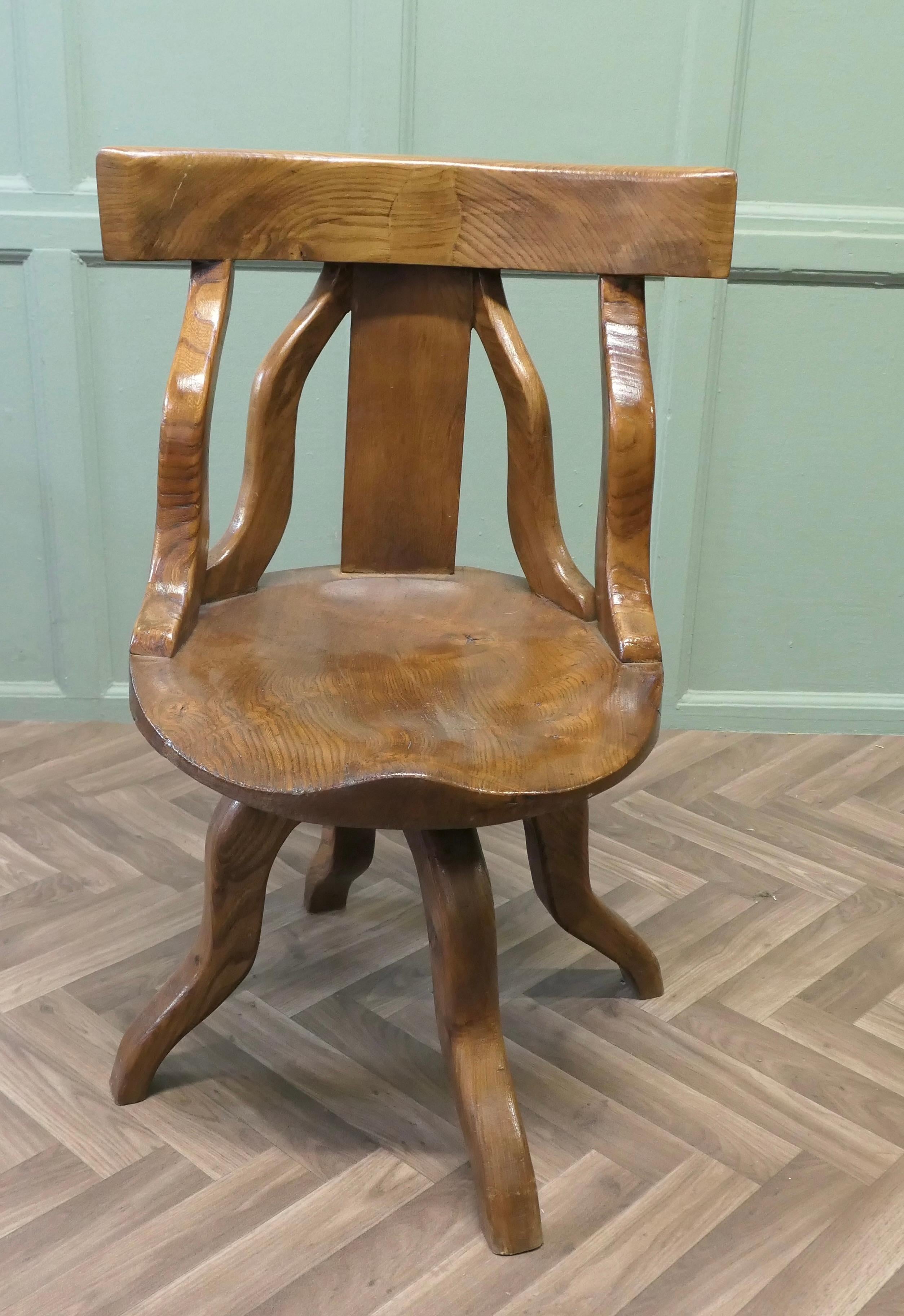 Una silla de oficina o de escritorio de olmo giratoria 

La Silla es inconfundiblemente una pieza campestre, fabricada en los años sesenta por un hábil artesano tradicional según su propio y exclusivo diseño. La silla tiene una atractiva barandilla