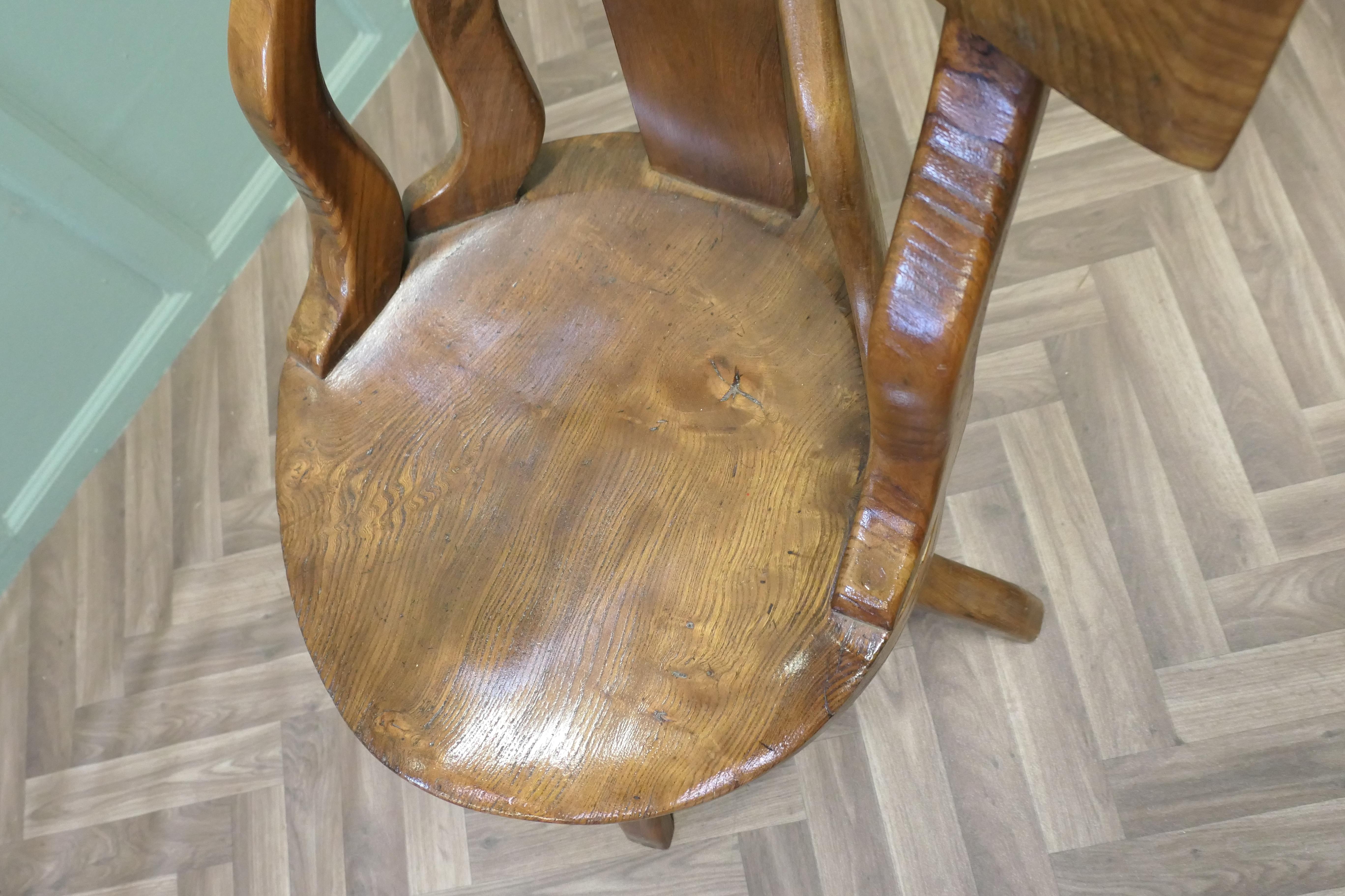 Una silla de oficina o de escritorio de olmo giratoria en Bueno estado para la venta en Godshill, Isle of Wight