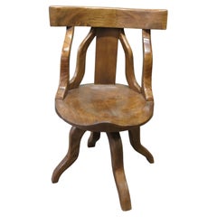 Una silla de oficina o de escritorio de olmo giratoria