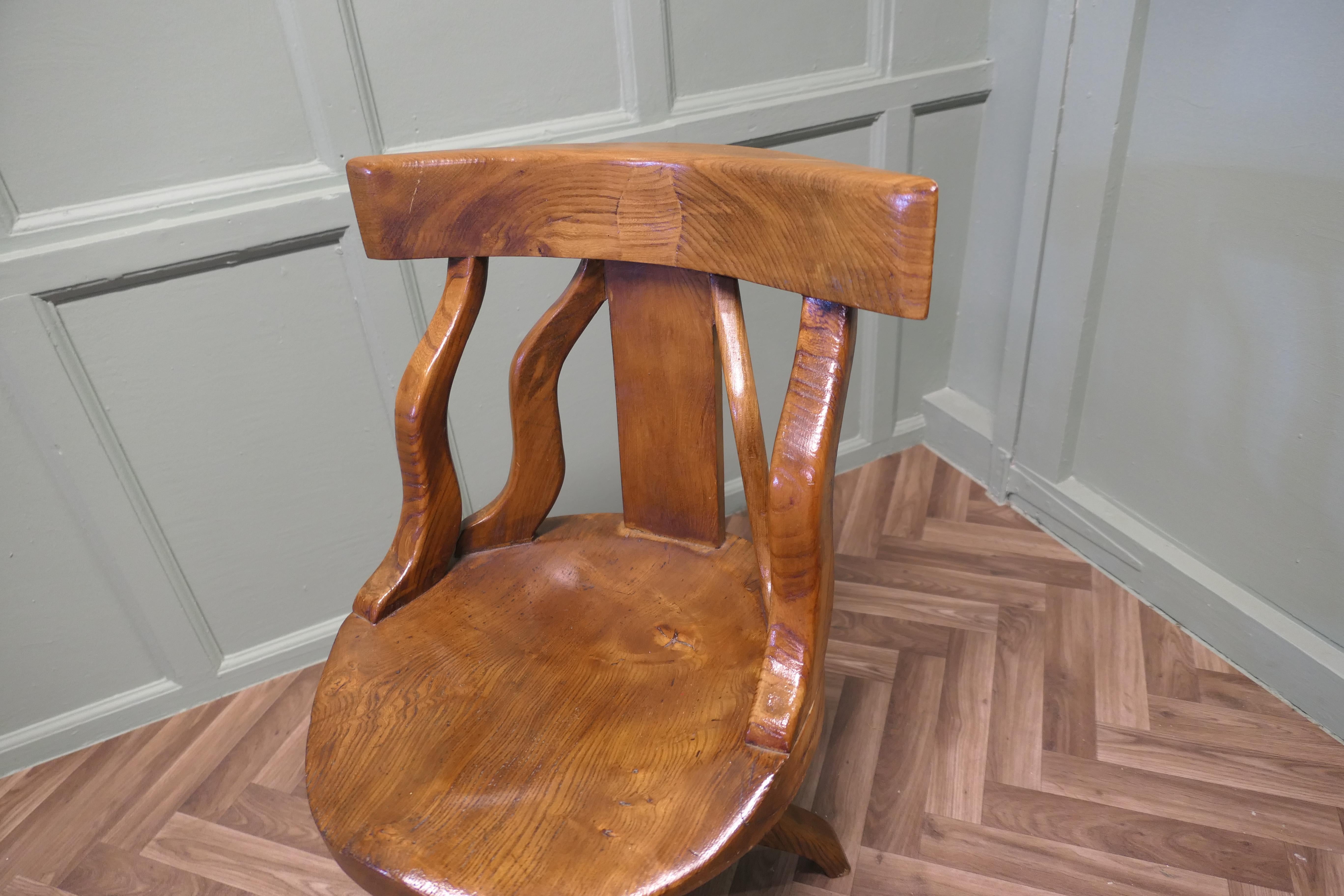 A Swivelling Elm Office Chair or Desk Chair   T In Good Condition For Sale In Godshill, Isle of Wight