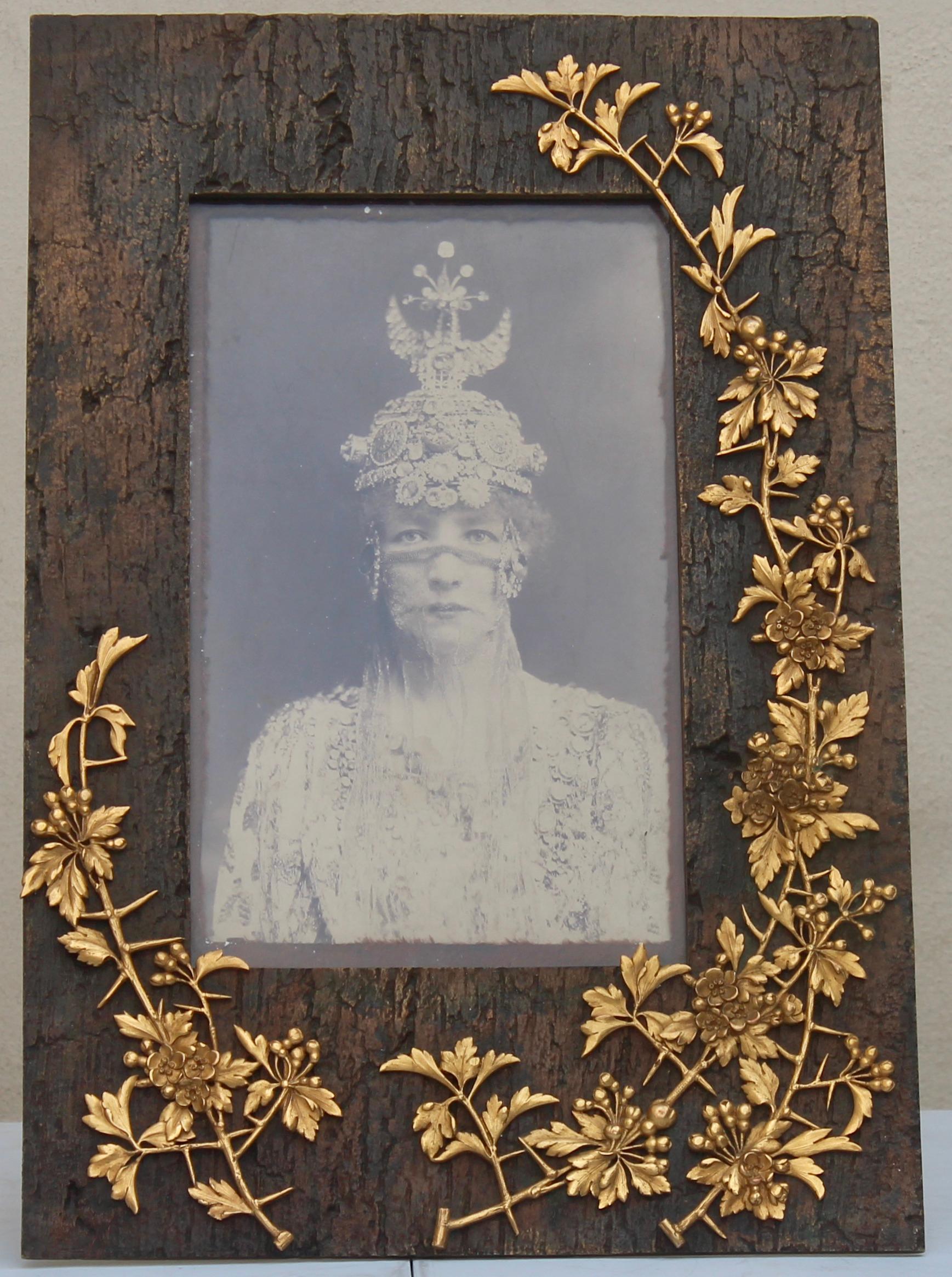 An amazing Museum quality symbolist Art Nouveau picture frame
Patinated bronze and chiseled ormolu
Simulating berries branches and flowers running on a tree trunk
Signed Millet Paris rue de Saintonge 26 and Millet's stamp,

With a Sarah Bernhardt in