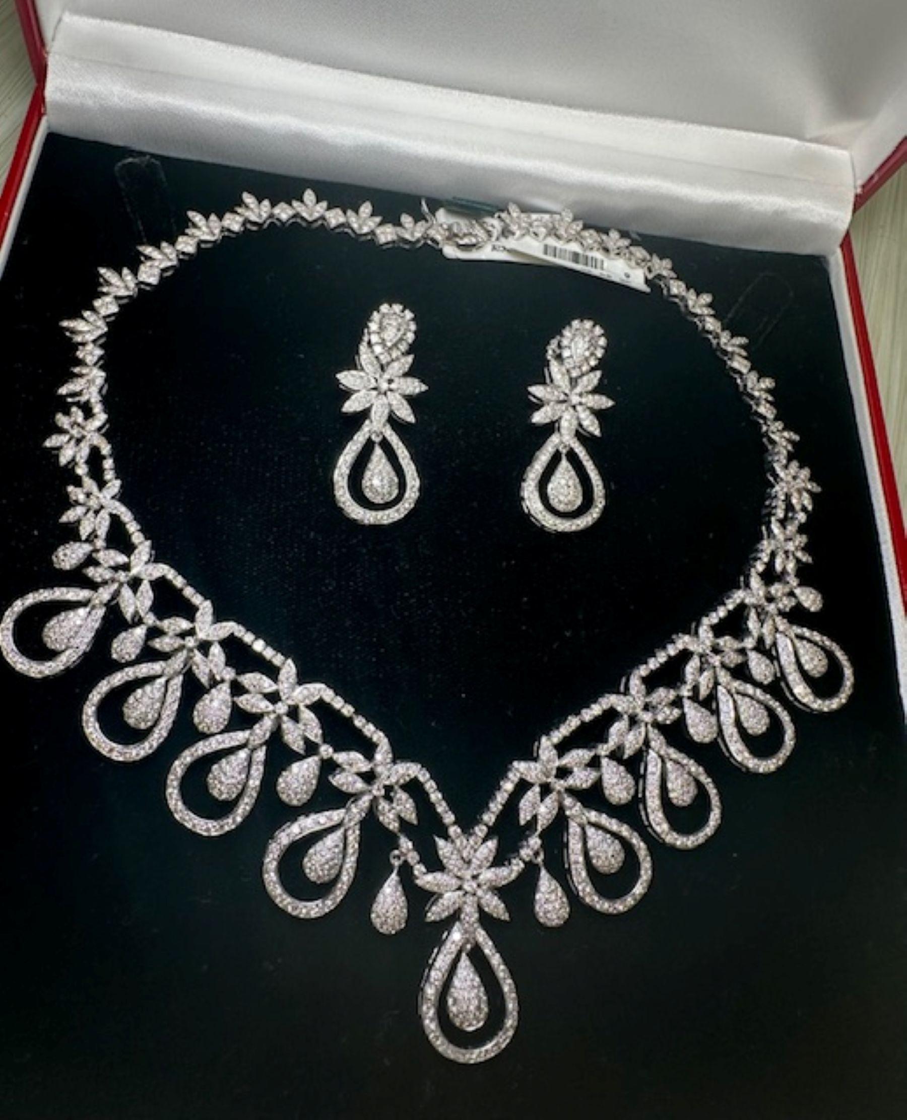 Eine Sinfonie von Glanz und Anmut 16,76 Karat Diamant-Halsketten und -Ohrringe.
Treten Sie ins Rampenlicht mit diesem atemberaubenden Set aus Diamant-Halskette und Ohrringen, das durch sein raffiniertes Design besticht. Mit seinen eleganten floralen