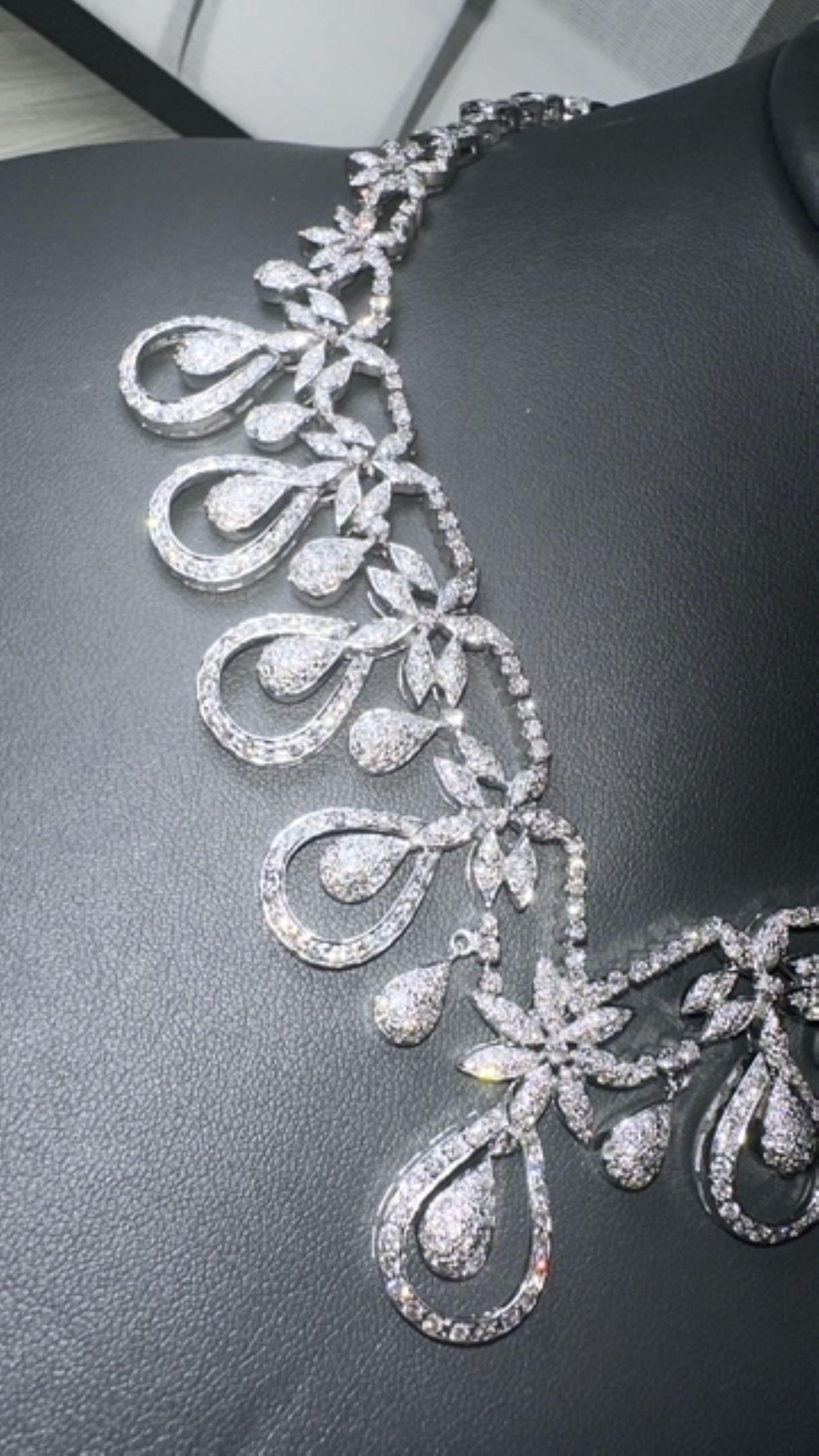 Eine Sinfonie von Glanz und Anmut 16,76 Karat Diamant-Halsketten und -Ohrringe. (Zeitgenössisch) im Angebot
