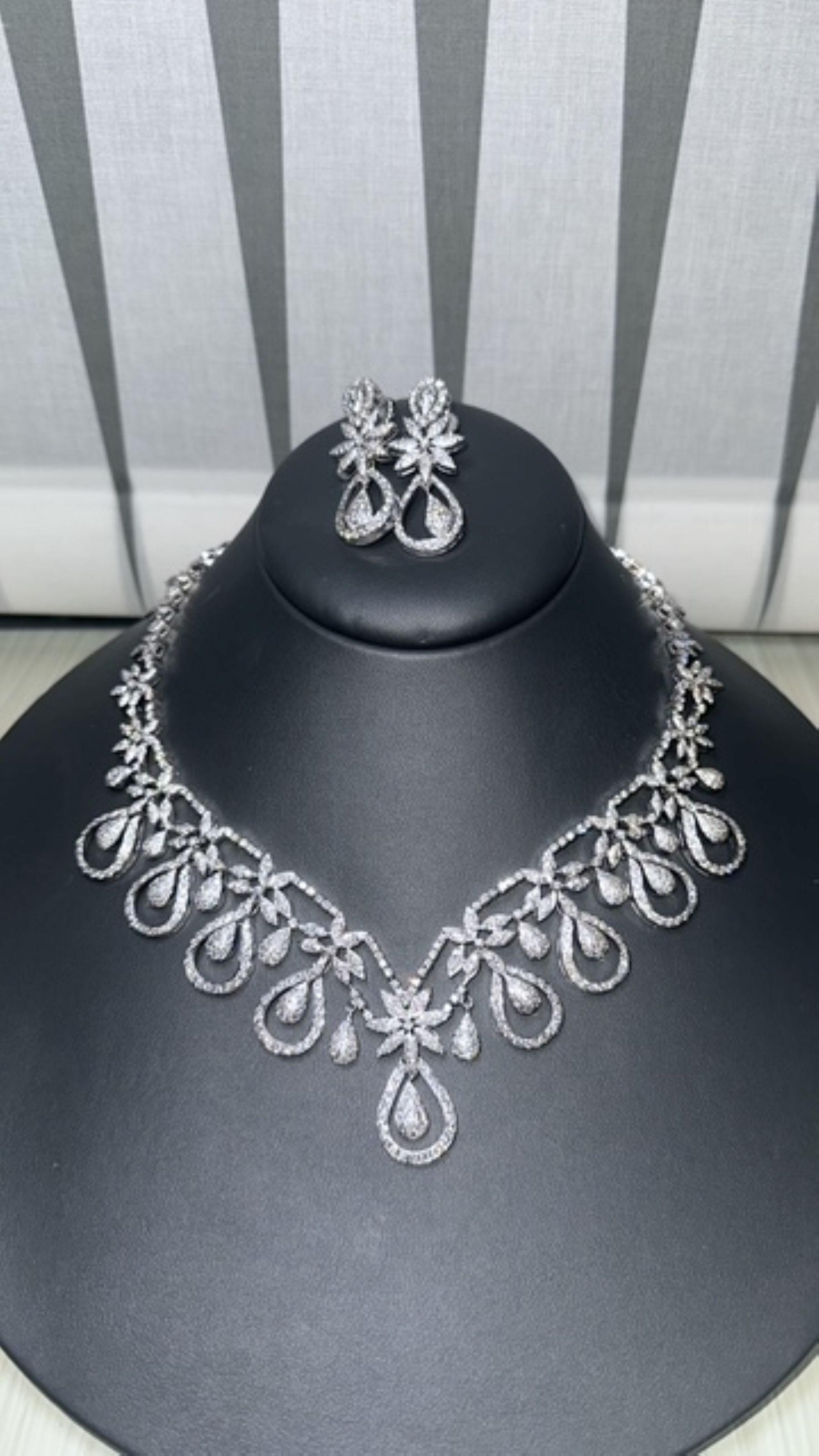Eine Sinfonie von Glanz und Anmut 16,76 Karat Diamant-Halsketten und -Ohrringe. (Rundschliff) im Angebot