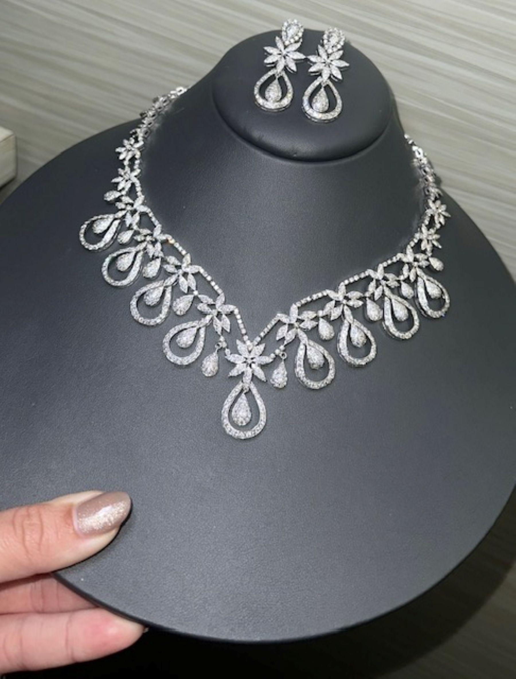 Eine Sinfonie von Glanz und Anmut 16,76 Karat Diamant-Halsketten und -Ohrringe. im Zustand „Neu“ im Angebot in Miami, FL