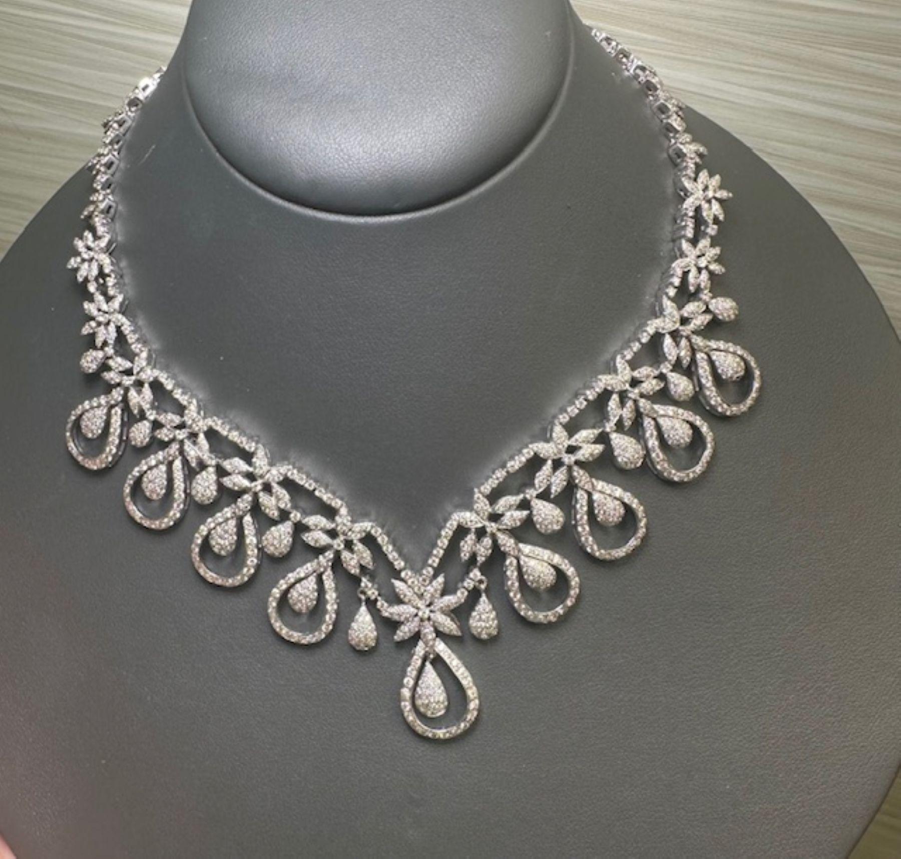Eine Sinfonie von Glanz und Anmut 16,76 Karat Diamant-Halsketten und -Ohrringe. für Damen oder Herren im Angebot