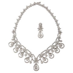 Eine Sinfonie von Glanz und Anmut 16,76 Karat Diamant-Halsketten und -Ohrringe.