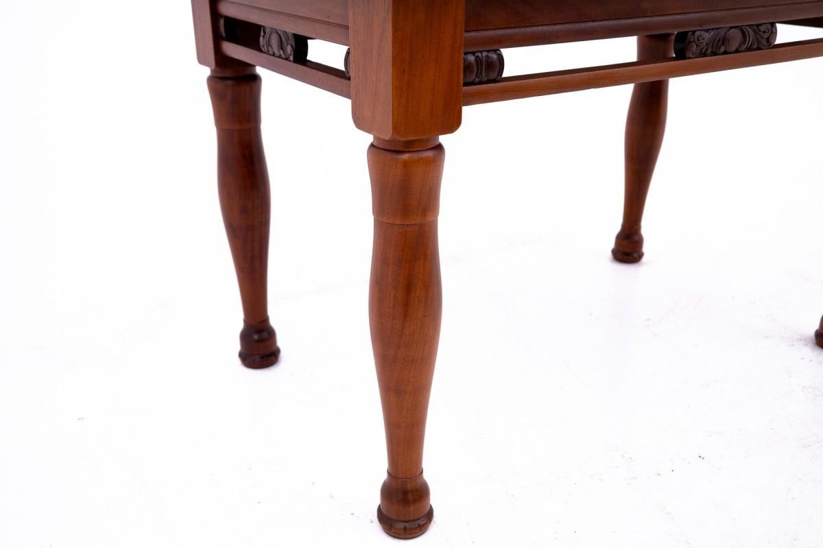 Une table et quatre chaises du début du 20e siècle. en vente 10