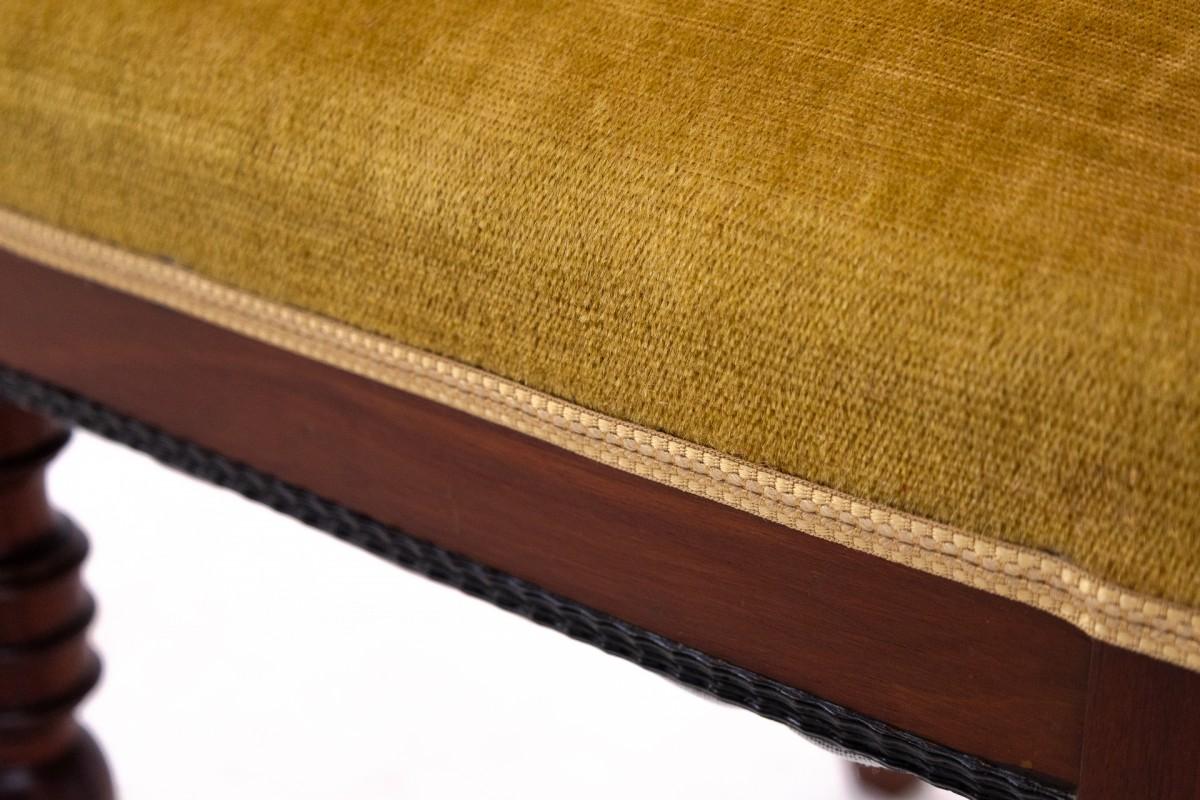 Une table et quatre chaises du début du 20e siècle. en vente 1