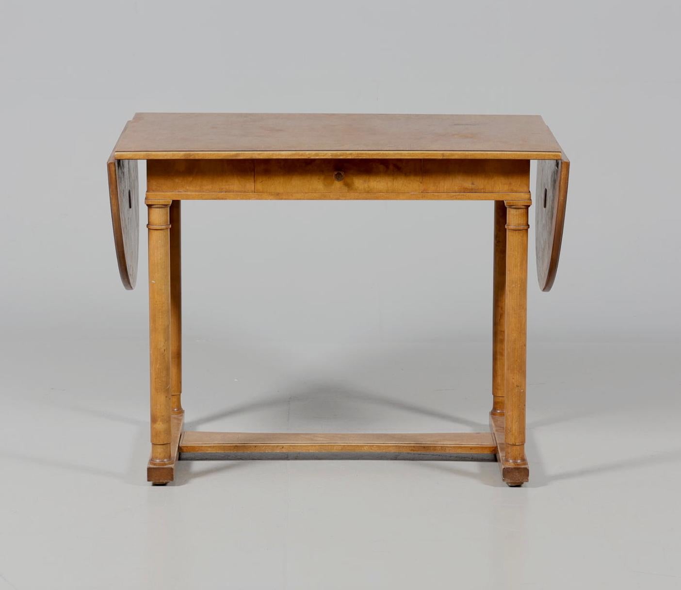 Suédois Une table d'Axel Einar Hjorth Model No. pour NK en vente