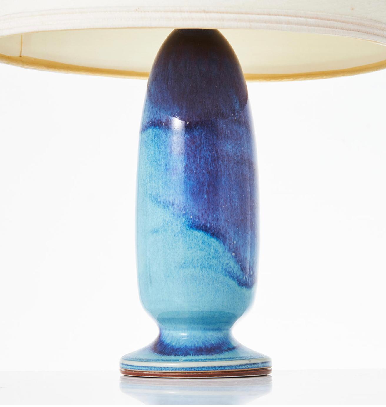 A stoneware table lamp by Berndt Friberg.
Aniaga glazed in turquoise/blue shades, signed Friberg with the studio hand, dated 1974. Total height 19