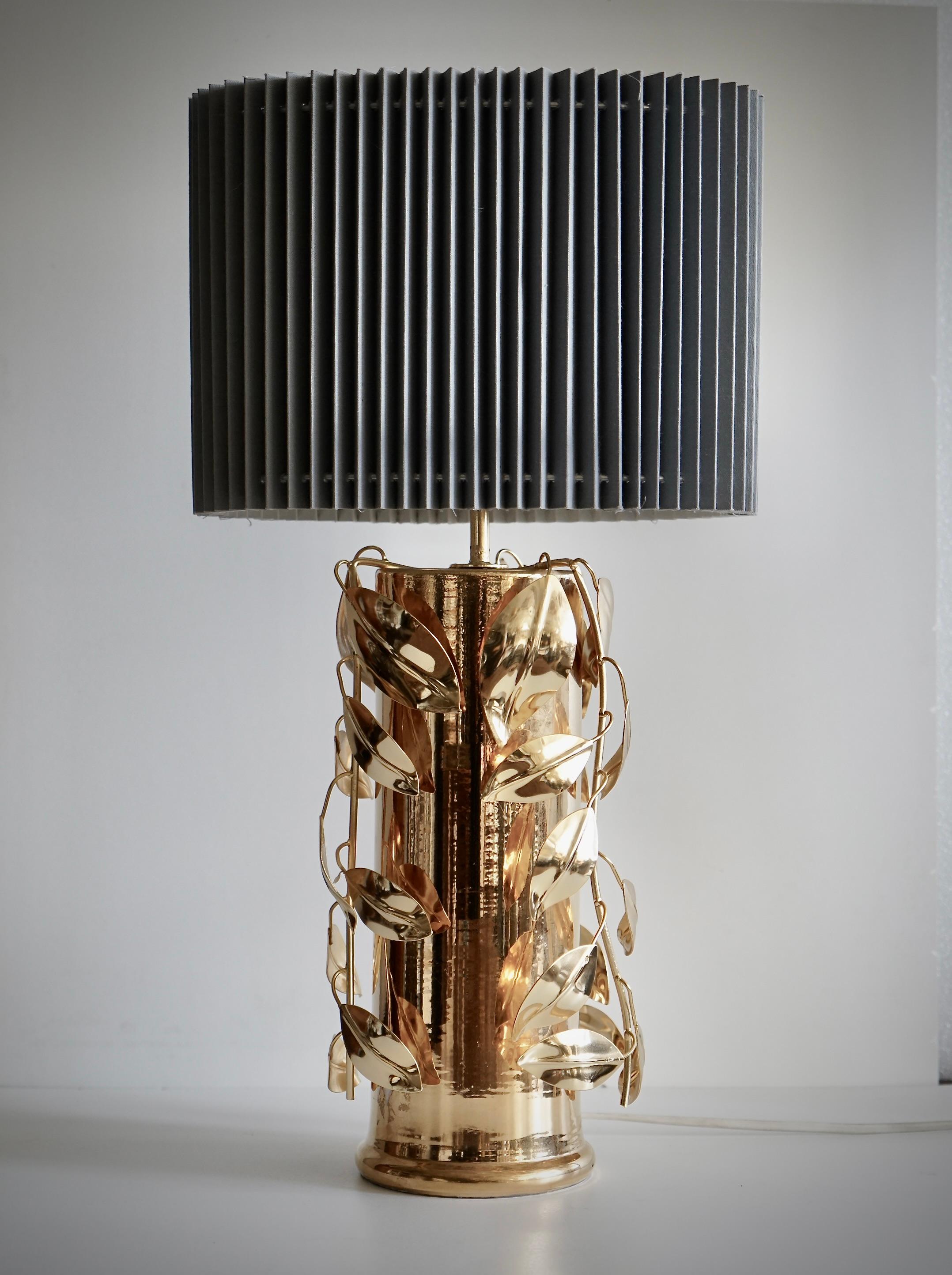 Lampe de table attribuée à BERTIL BRISBORG (1910-1993). Fabriqué en  faïence dorée avec applications en laiton. Produit par  Nordiska Kompaniet Suède dans les années 1960-70. Marqué et numéroté par le fabricant.
 Câbles existants, recâblage possible