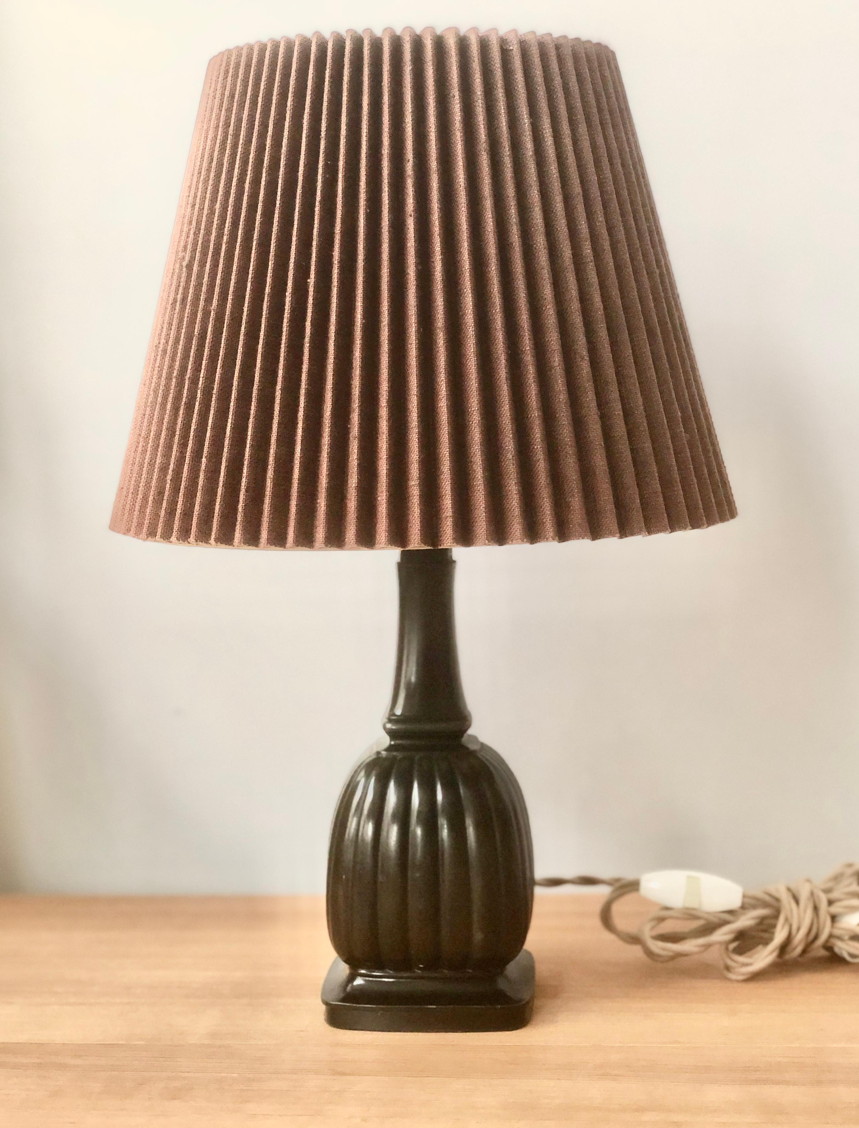 A table lamp designed by Just Andersen , Model 1856.
Patinated Disco metal. Stamped Just.A. Denmark 1856. Circa 1930th.
Just Andersen ( 1884-1943), Danish decorative sculptor and silversmith.
Newly rewired.
Dimensions: W 4