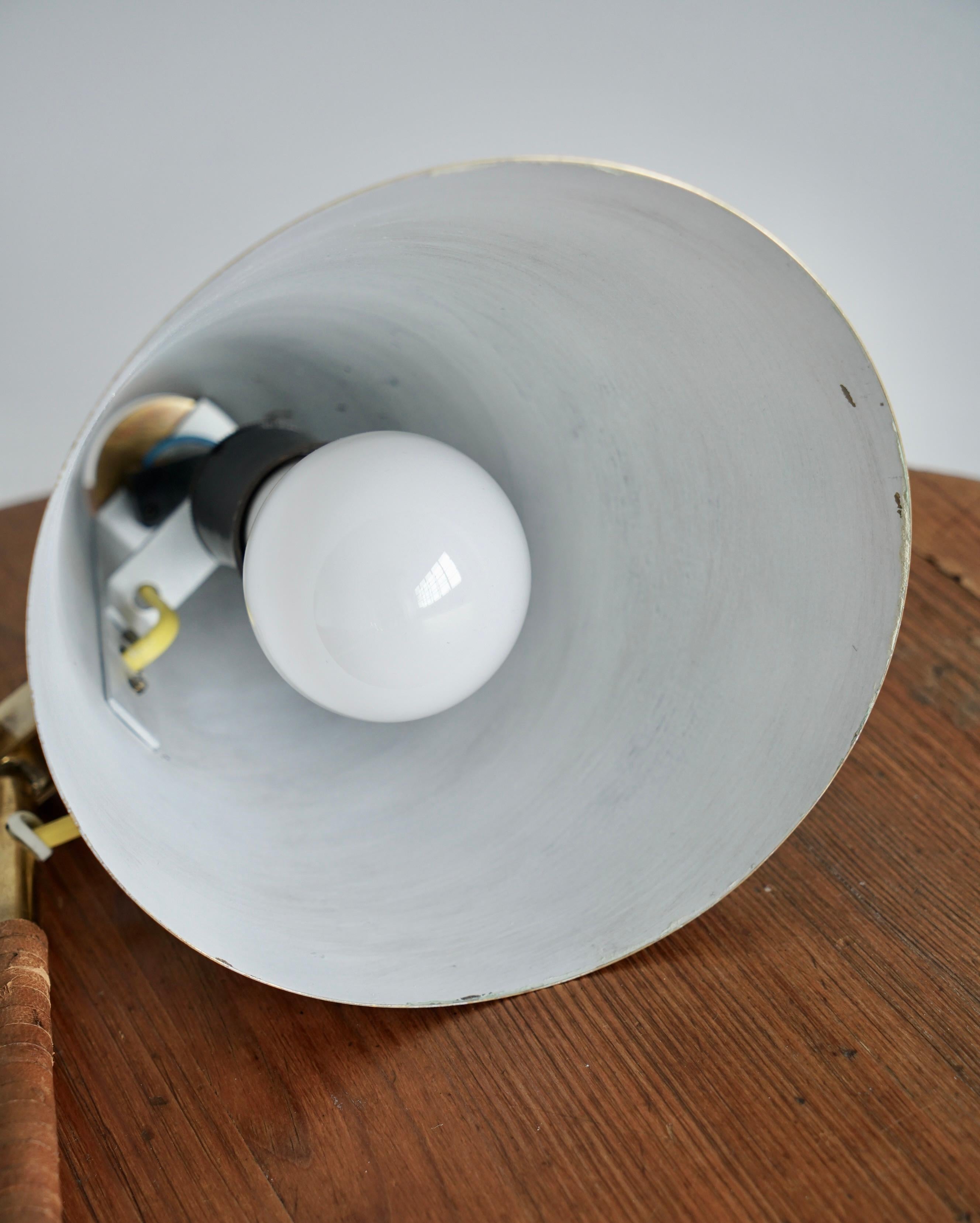 Lampe de table de Paavo Tynell pour Taito Oy, modèle 9225 en vente 4