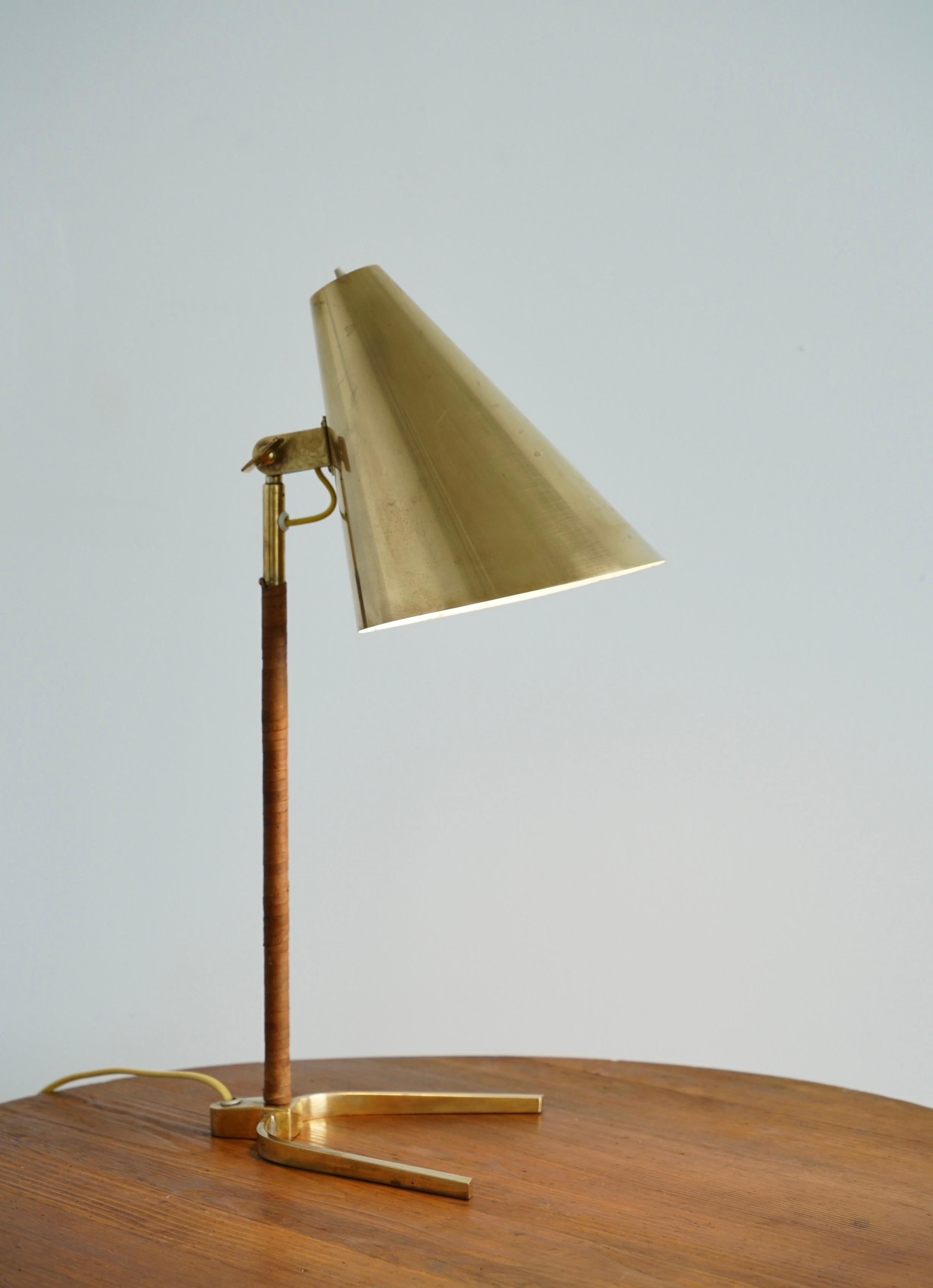 Lampe de table conçue par Paavo Tynell pour Taito Oy, modèle '9225', Finlande vers 1950.
Estampillé 