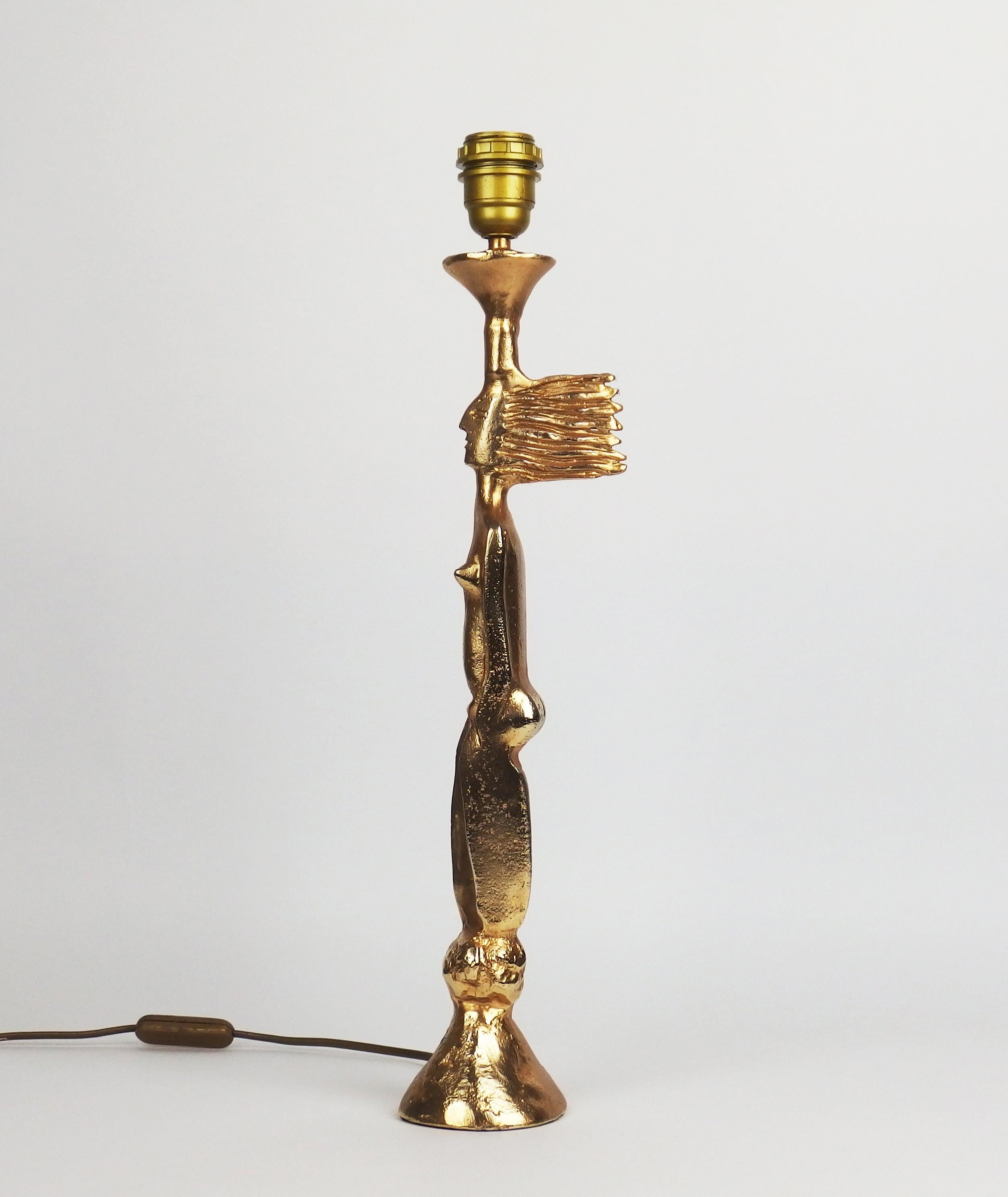 A gilt metal sculptural table lamp created by Pierre Casenove and edited by Fondica in the 1980s. Signed.
Dimensions without the shade: Height 18.89 in, width 3.93 in, depth 3.93 in.