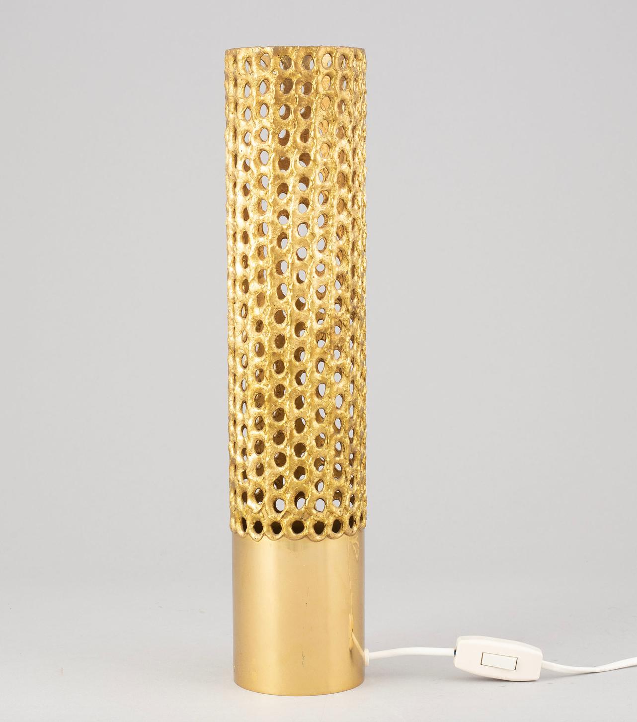 Pierre Forsell
(Sweden, 1925-2004)
A brass table lamp by Pierre Forsell, second half of the 20th century. Produced by Skultuna, Sweden. Marked by manufacturer.
Measures: Height 15.75
