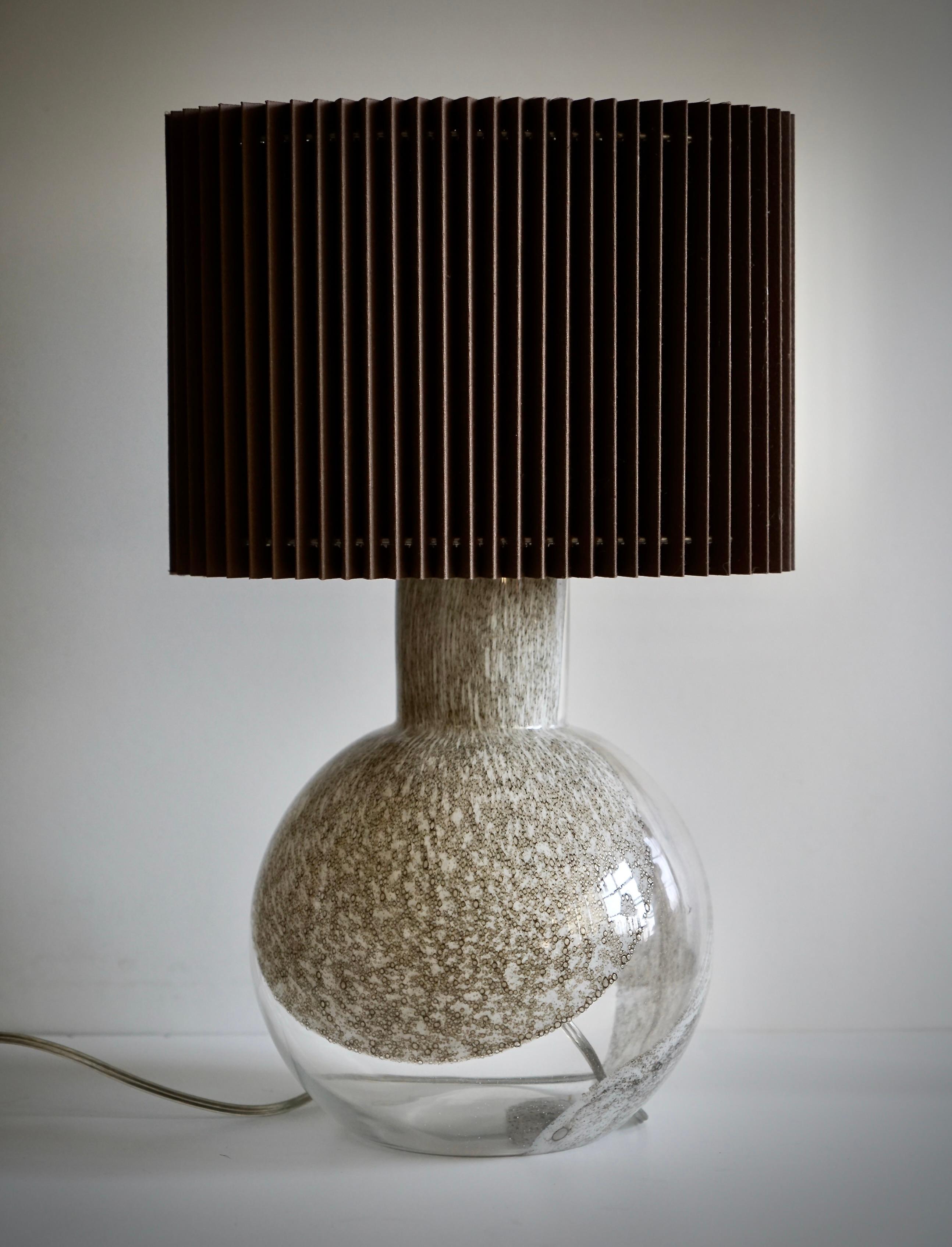 Une lampe de table  conçu par Wictor Berndt pour Flygsfors, Suède, CIRCA. Verre soufflé à la main. Douille simple E27. Câbles existants, recâblage possible sur demande. La hauteur de la lampe sans l'abat-jour est de 14,2