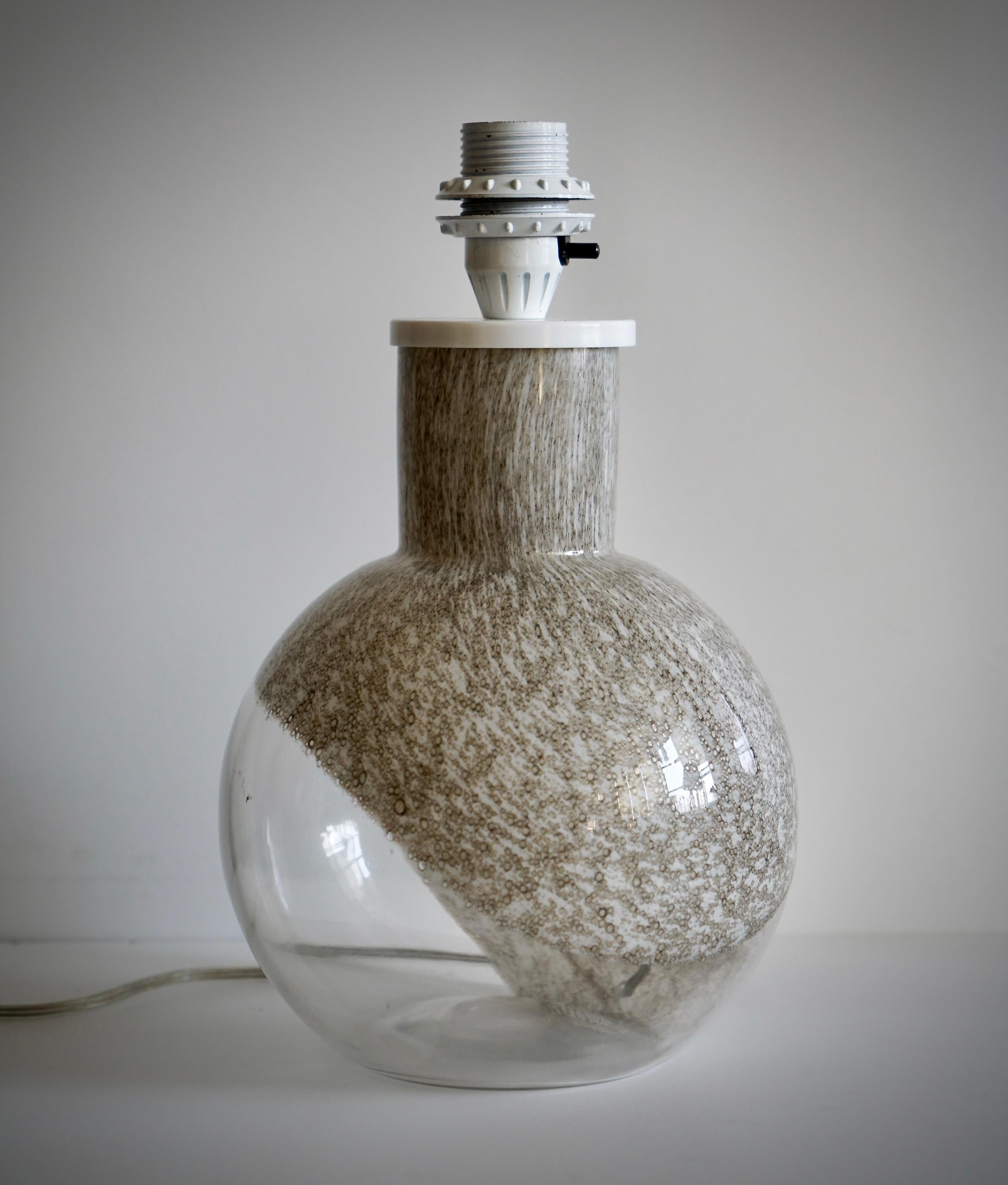 Verre brun Lampe de table de Victor Berndt pour Flygfors en vente
