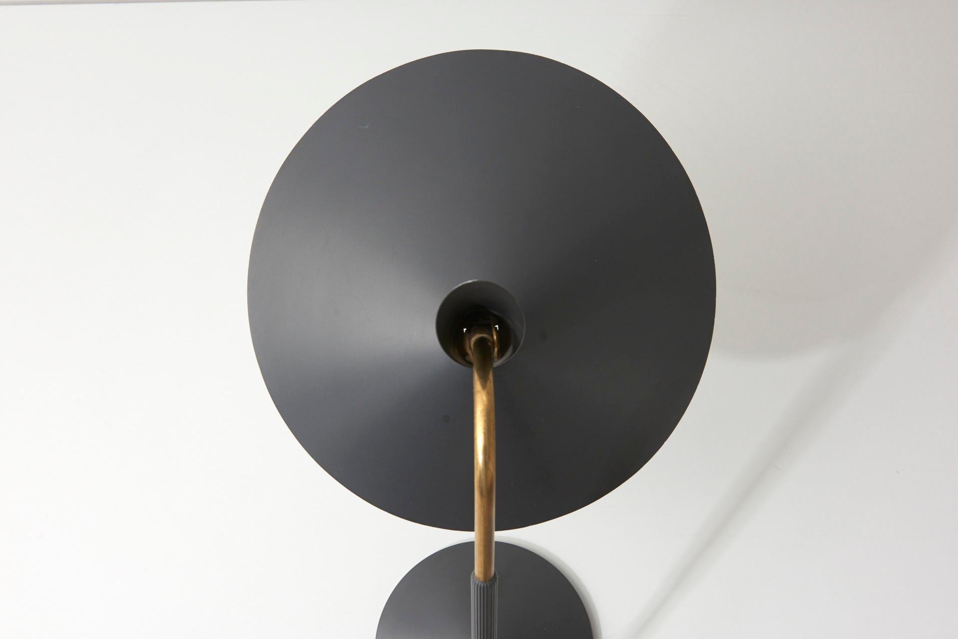 Table Lamp in Brass with Grey Lamp Shade in the Style of S.A. Holm Sørensen (Mitte des 20. Jahrhunderts) im Angebot