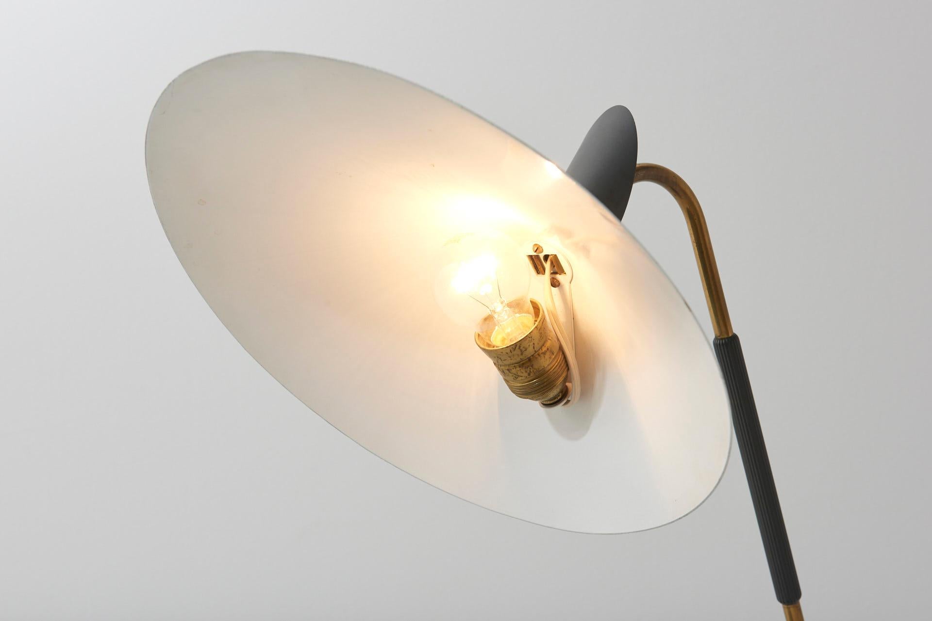 Table Lamp in Brass with Grey Lamp Shade in the Style of S.A. Holm Sørensen (Messing) im Angebot